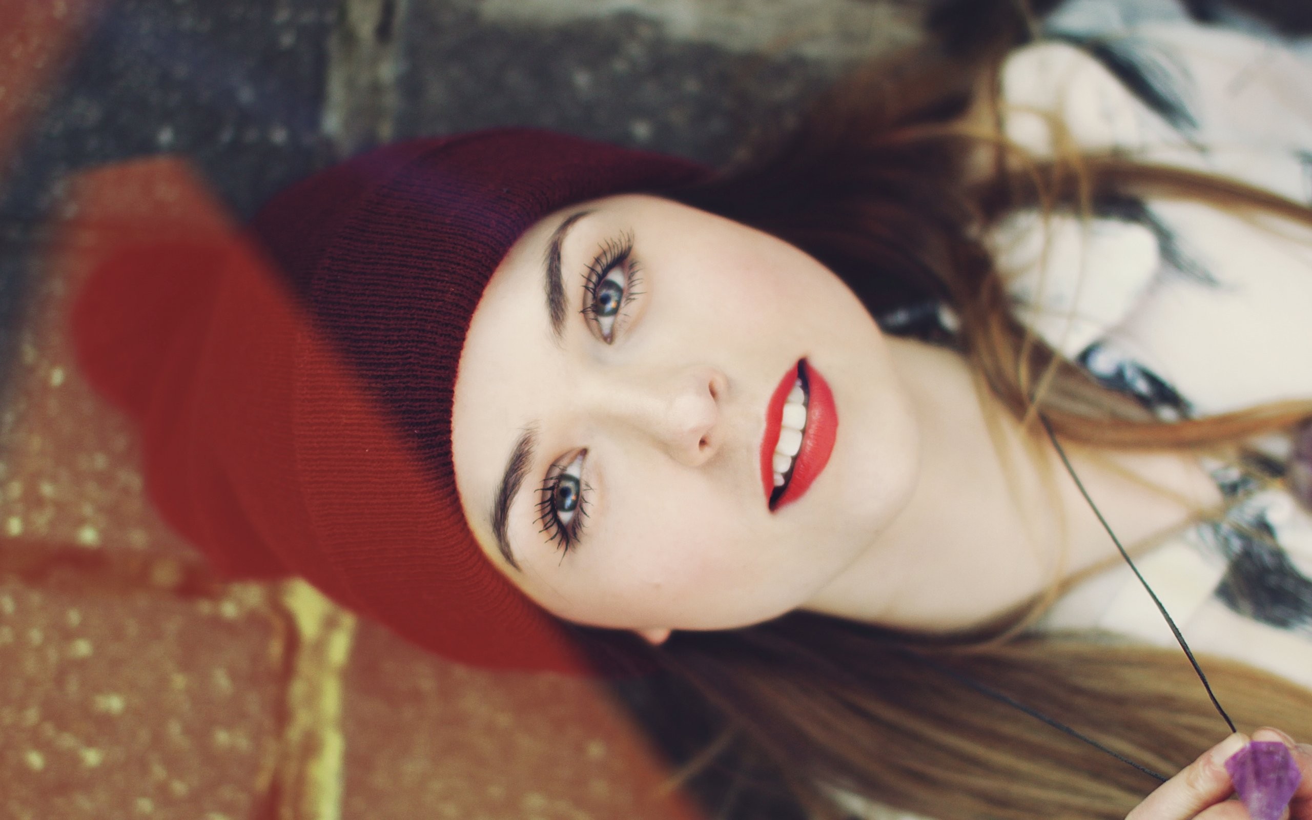 Woman wearing a maroon beanie and red lipstick HD Wallpaper