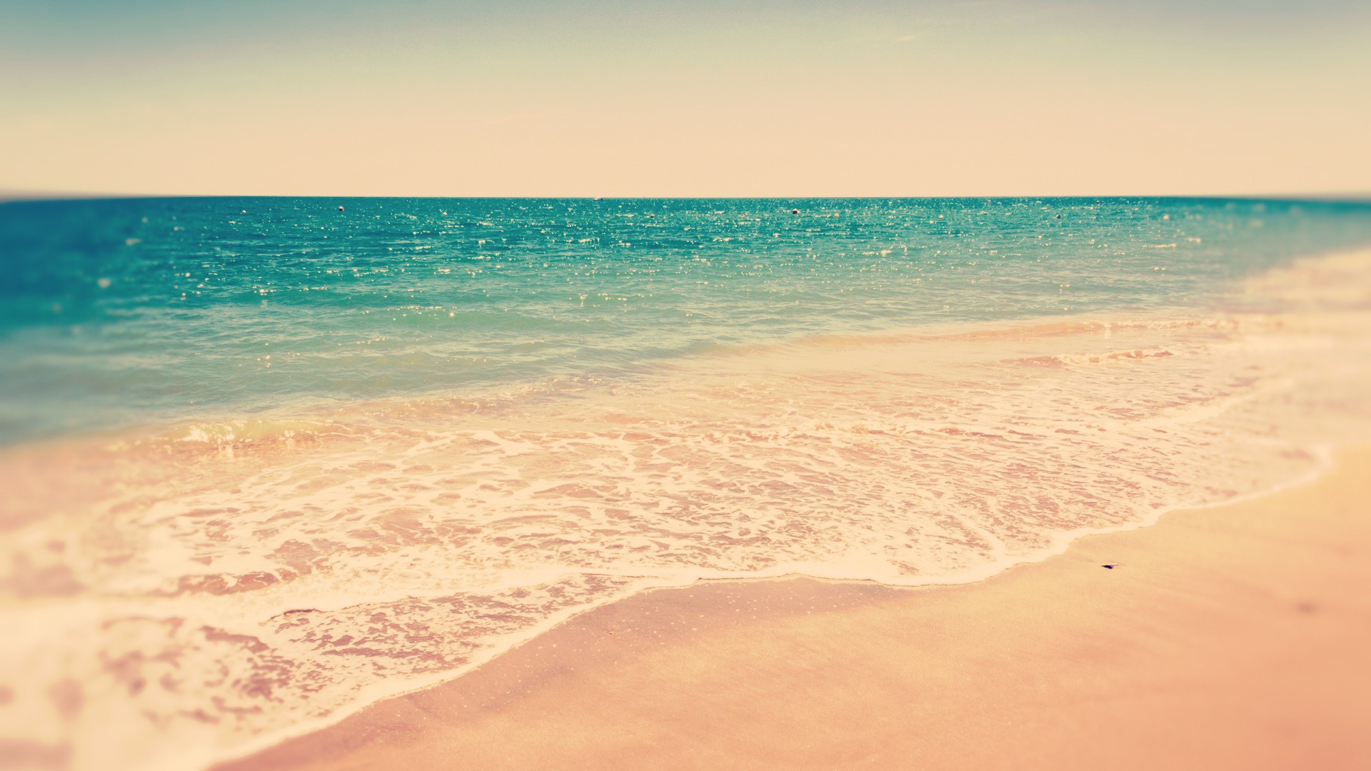Beach with turquoise ocean and sandy shore HD Wallpaper