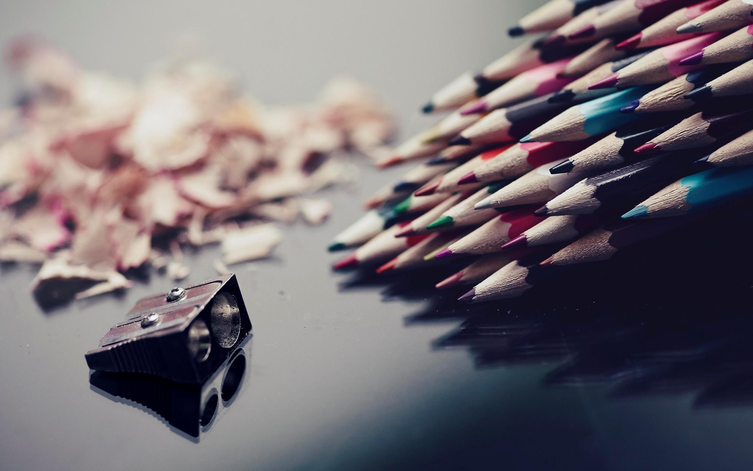 Colored pencils and pencil sharpener with shavings HD Wallpaper