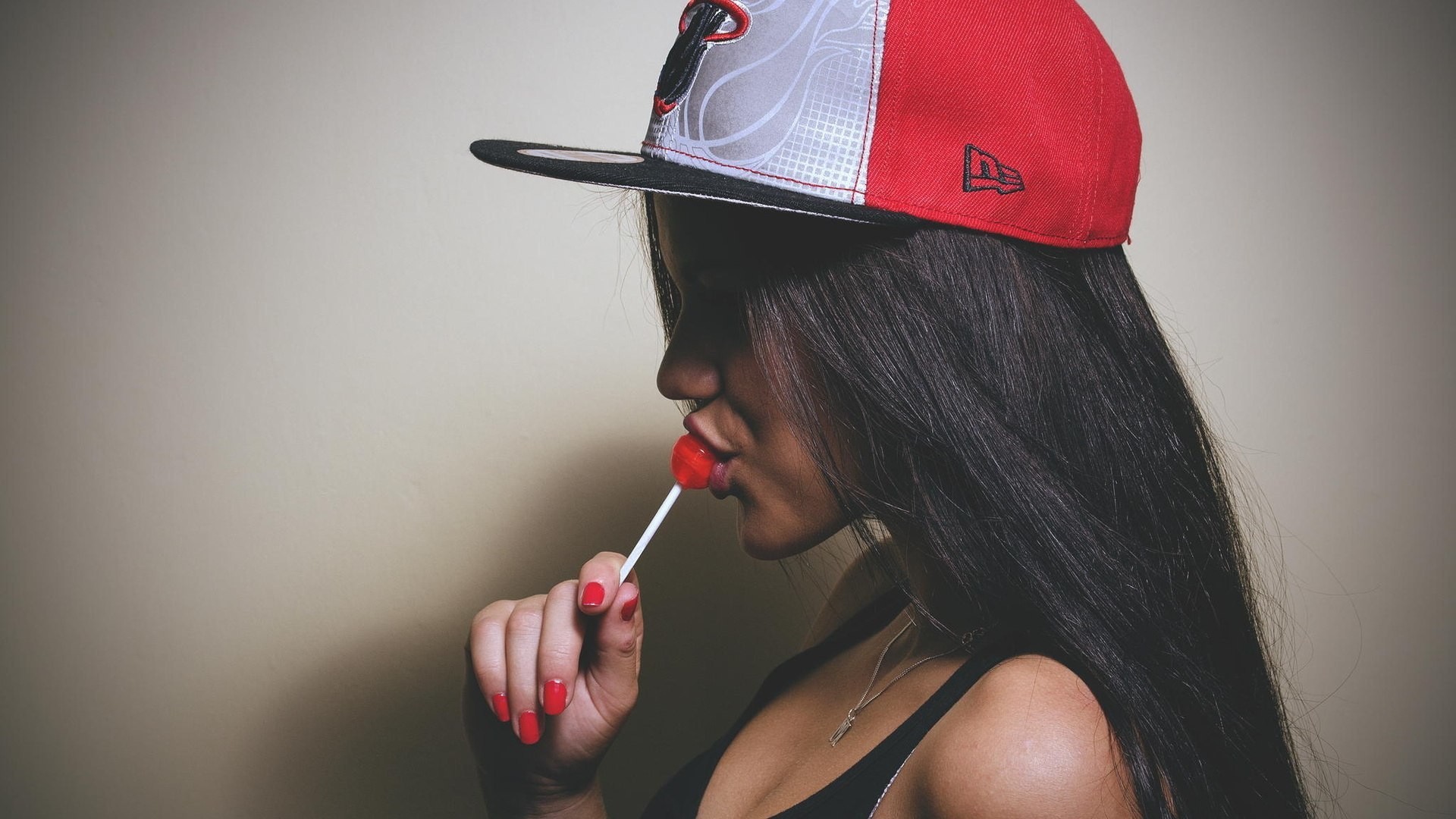 Woman in Miami Heat hat eating a lollipop HD Wallpaper