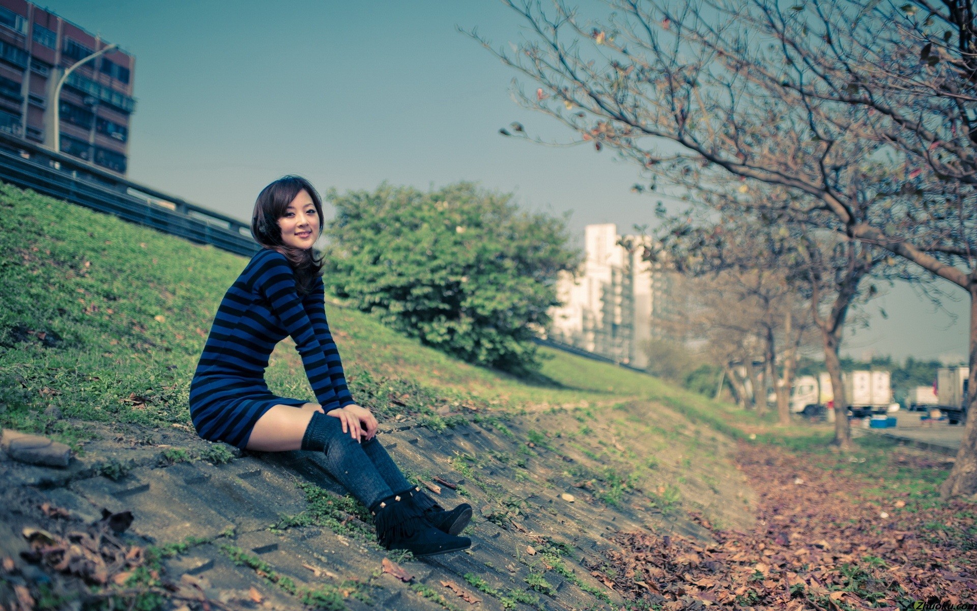 Mikako Zhang sitting on a grassy slope outdoors HD Wallpaper