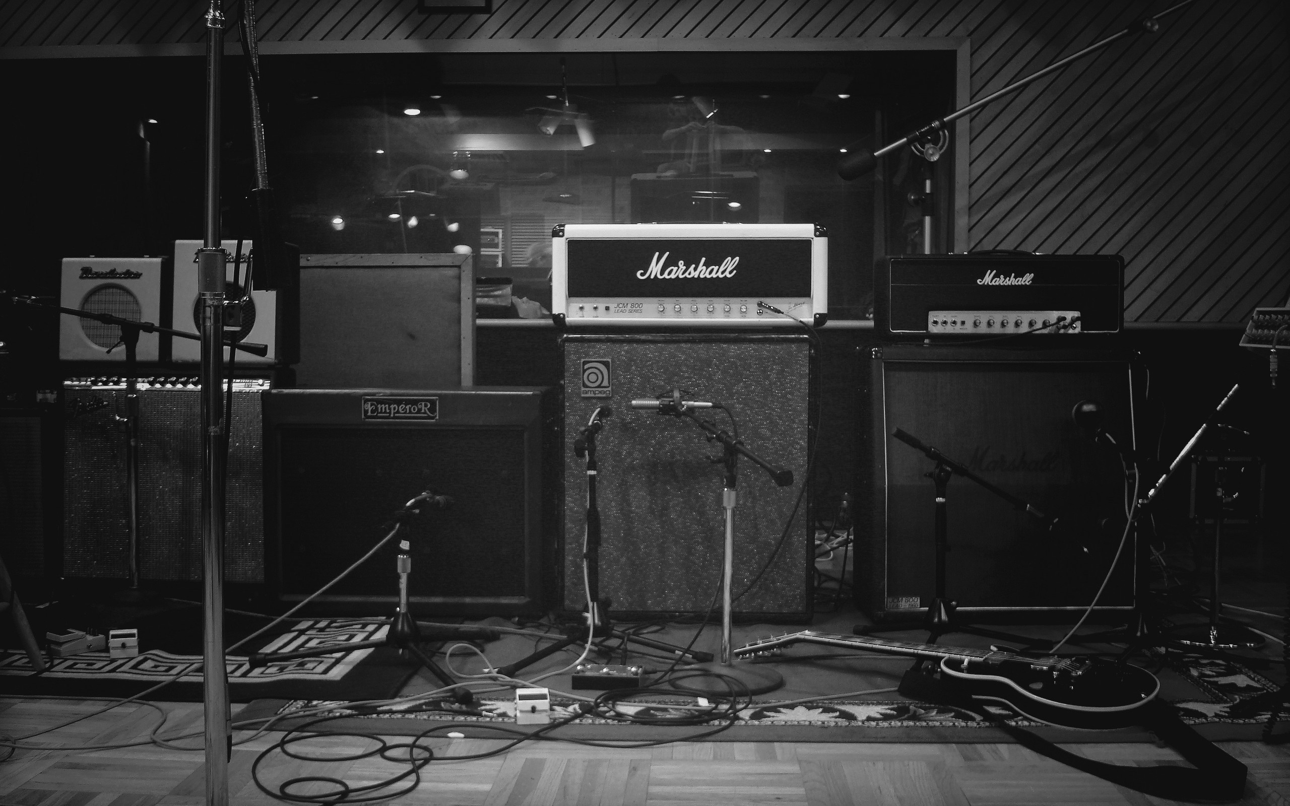 Marshall and Fender guitar amps in a recording studio HD Wallpaper