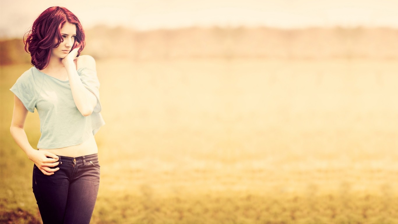Susan Coffey in a field with jeans and a shirt HD Wallpaper