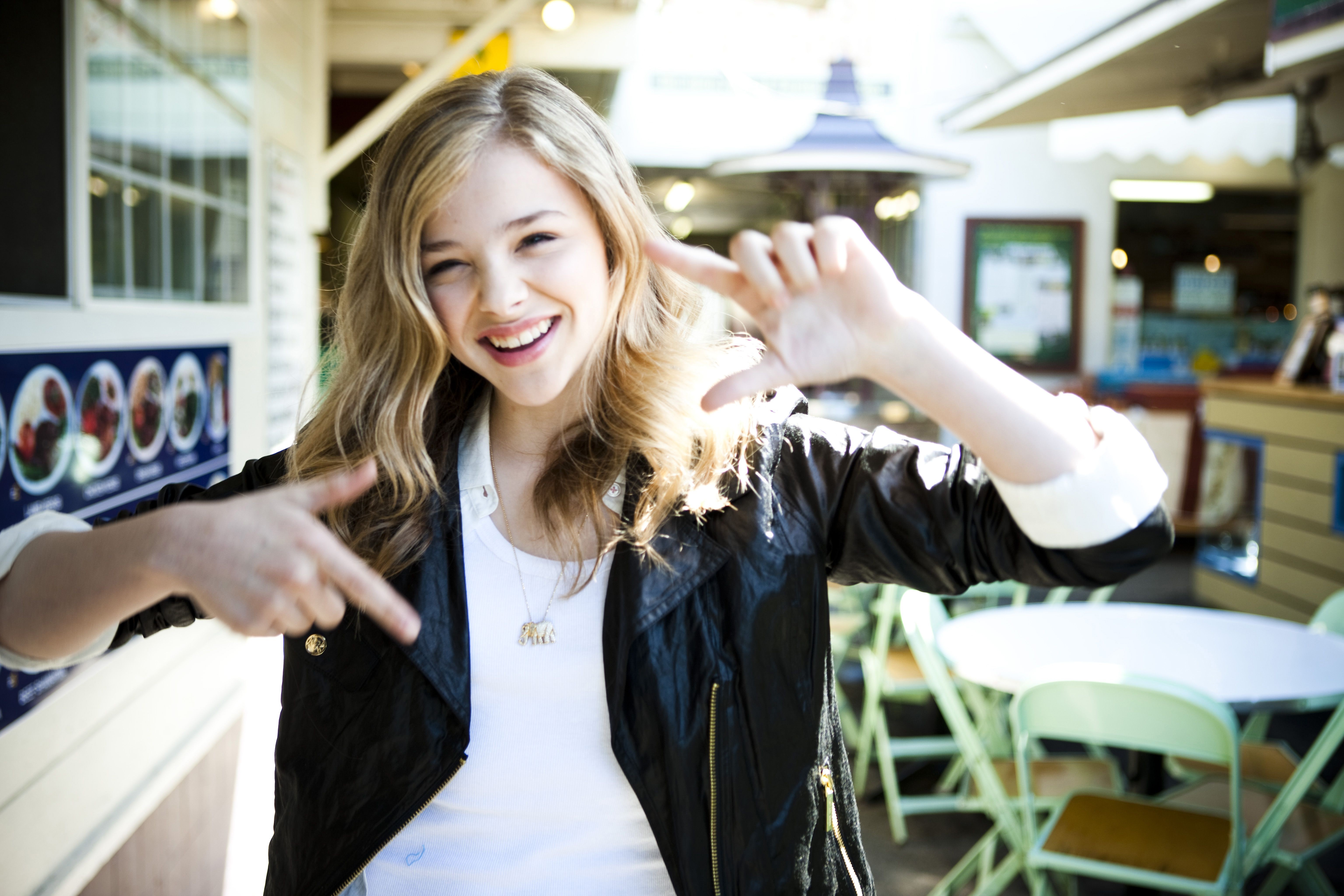 Chloë Grace Moretz smiling outdoors HD Wallpaper