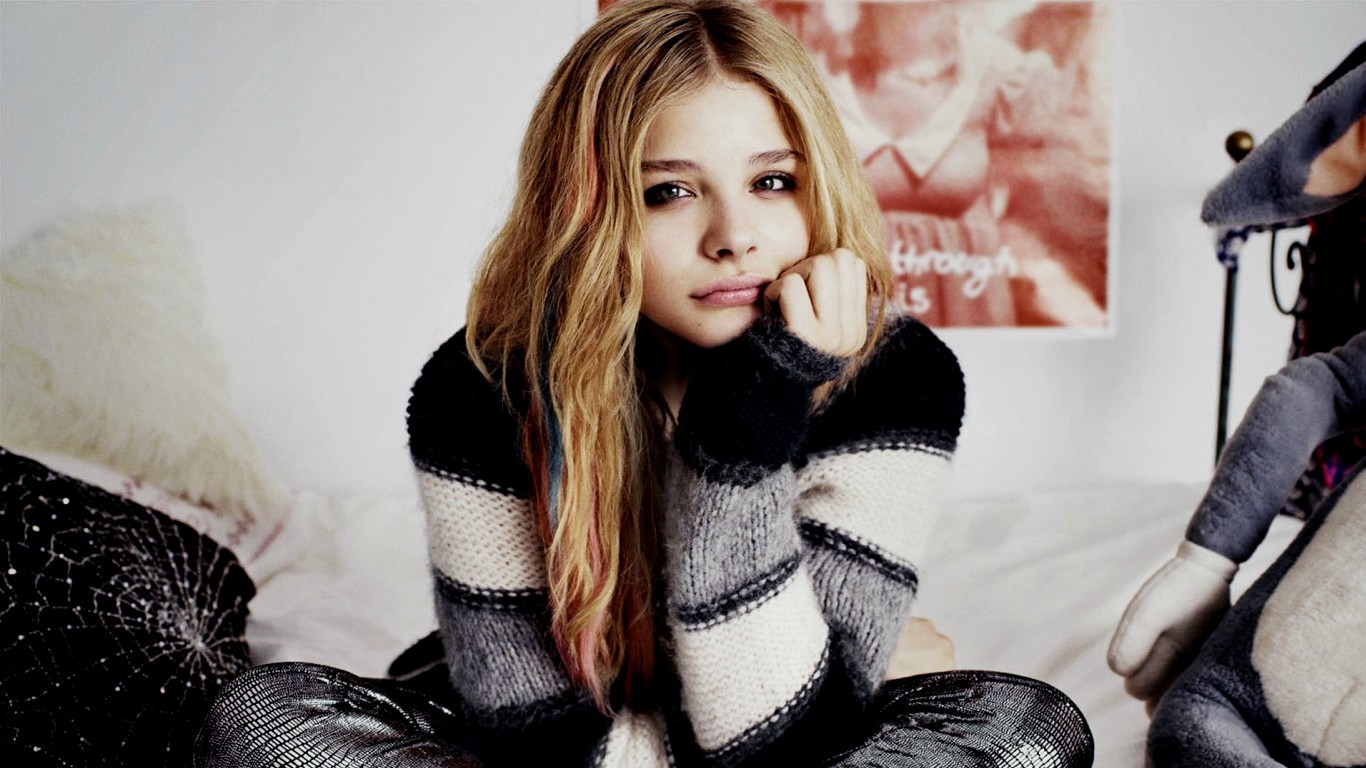 Chloë Grace Moretz sitting on a bed HD Wallpaper