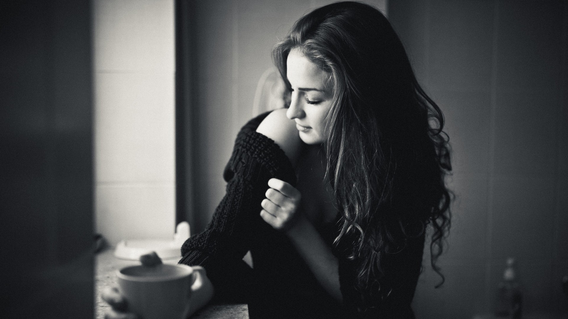 Monochrome photo of a woman with long hair holding a cup HD Wallpaper