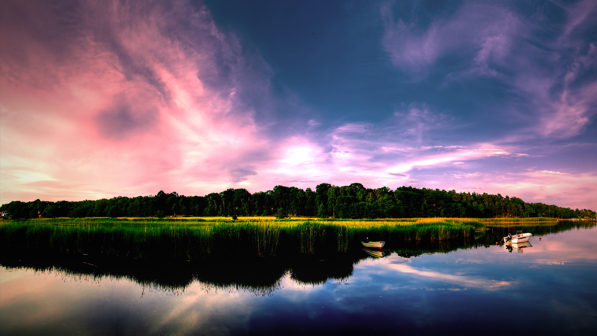 Panoramic view of a lake with boats at sunset HD Wallpaper