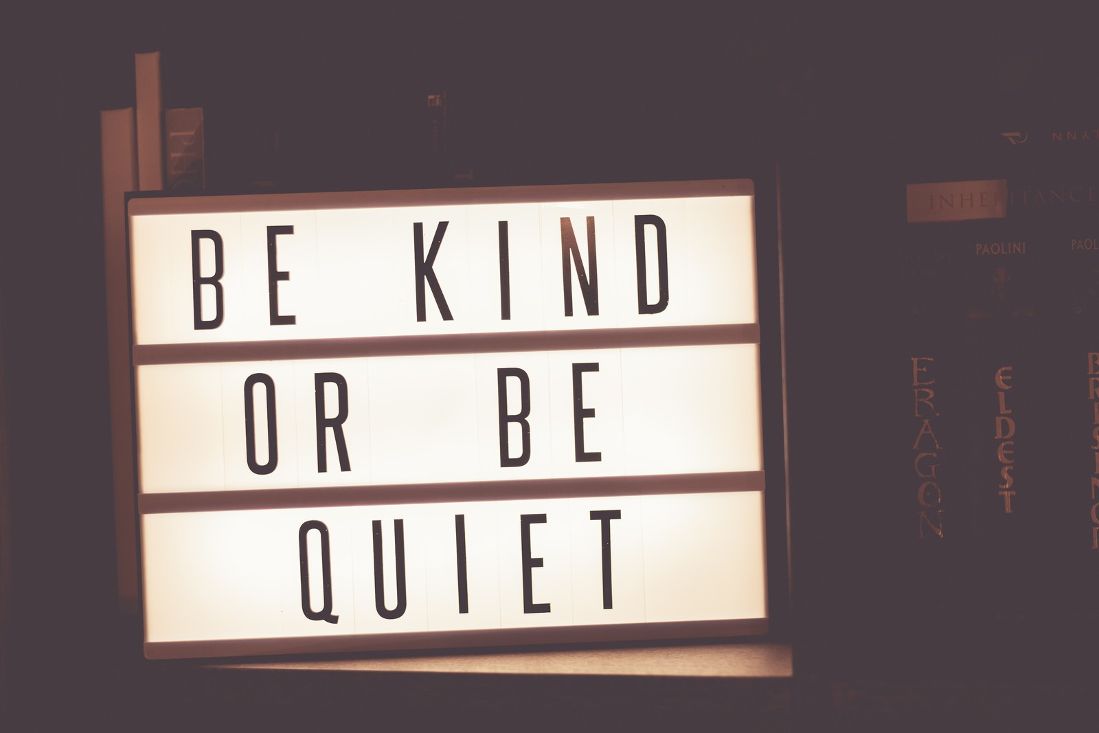 Lightbox sign with "BE KIND OR BE QUIET" HD Wallpaper