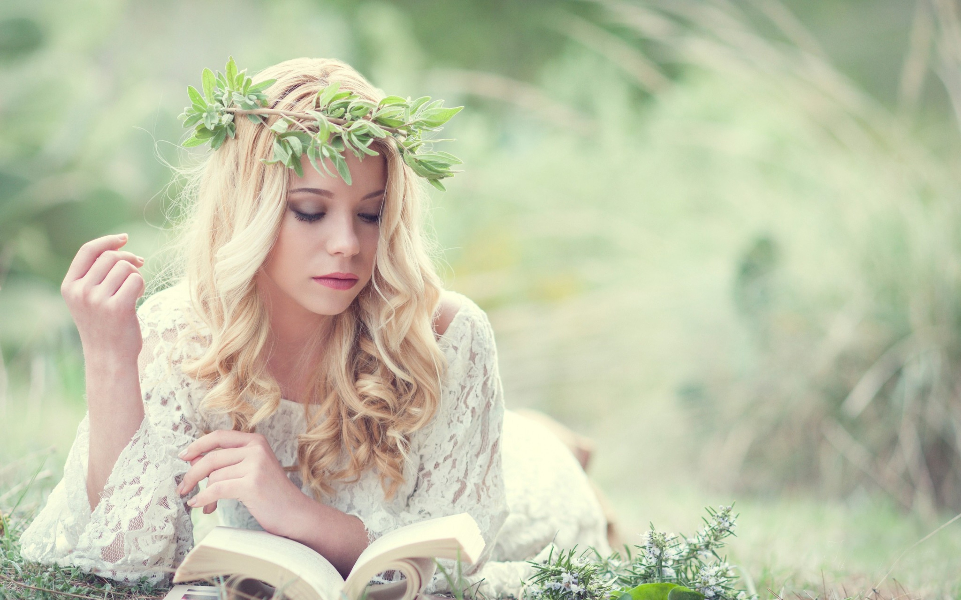 Sandra Onofrei reads a book outdoors wearing a wreath HD Wallpaper