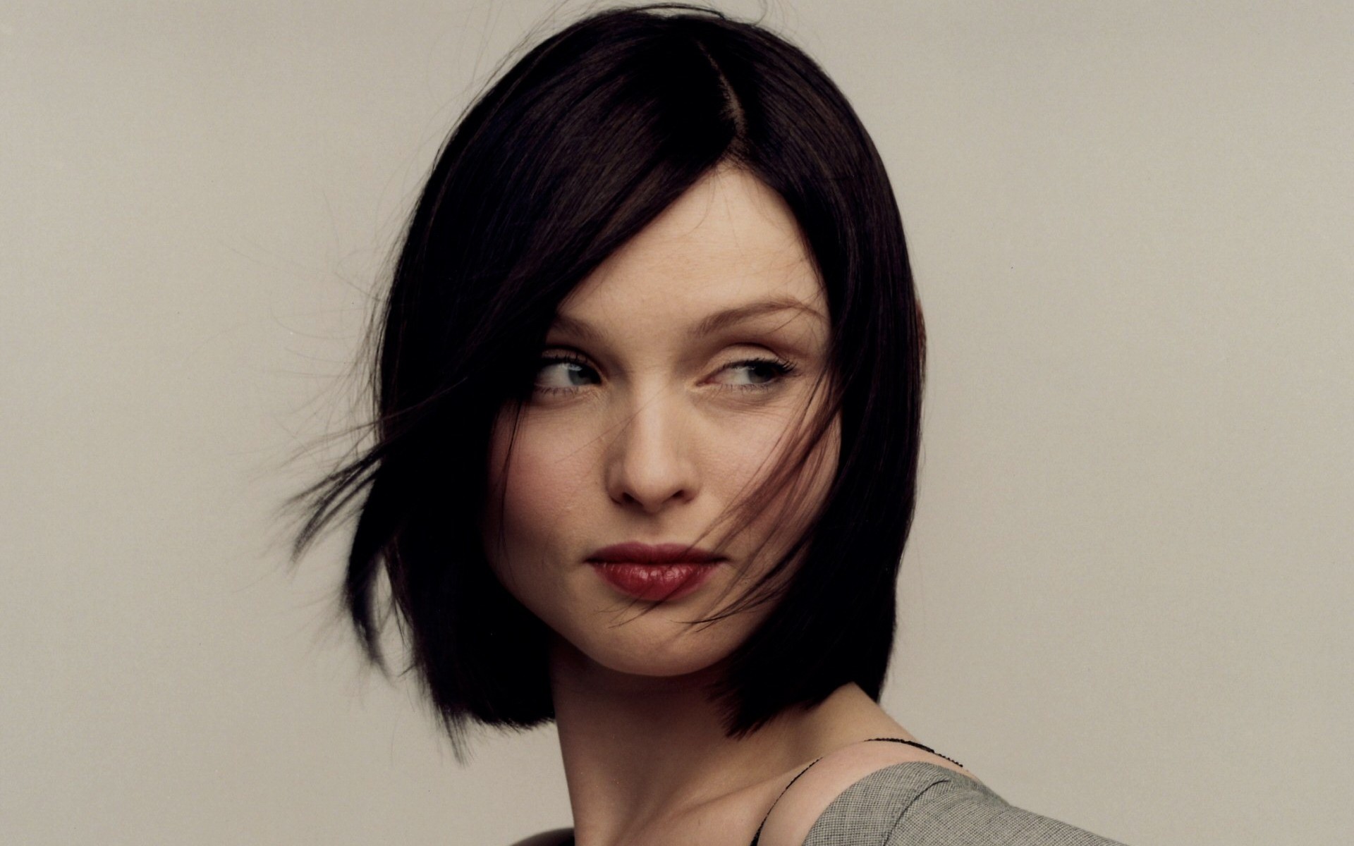 Sophie Ellis-Bextor with dark bob haircut HD Wallpaper