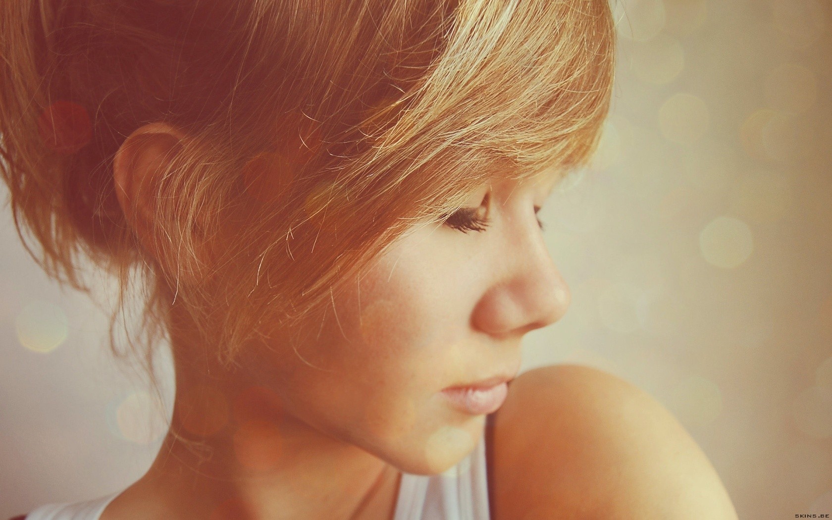 Woman with blonde hair looking down HD Wallpaper