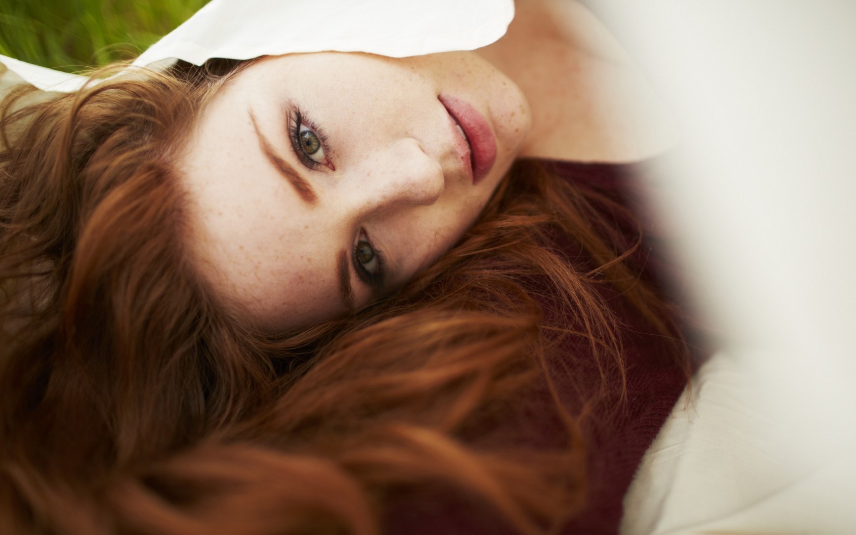Redhead woman with green eyes lying down HD Wallpaper
