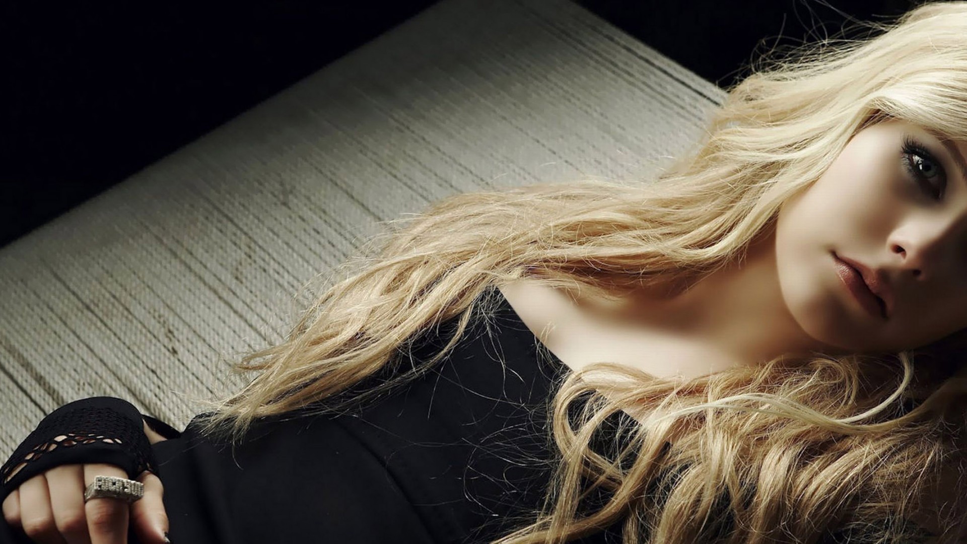 Avril Lavigne with blonde hair wearing a black top HD Wallpaper