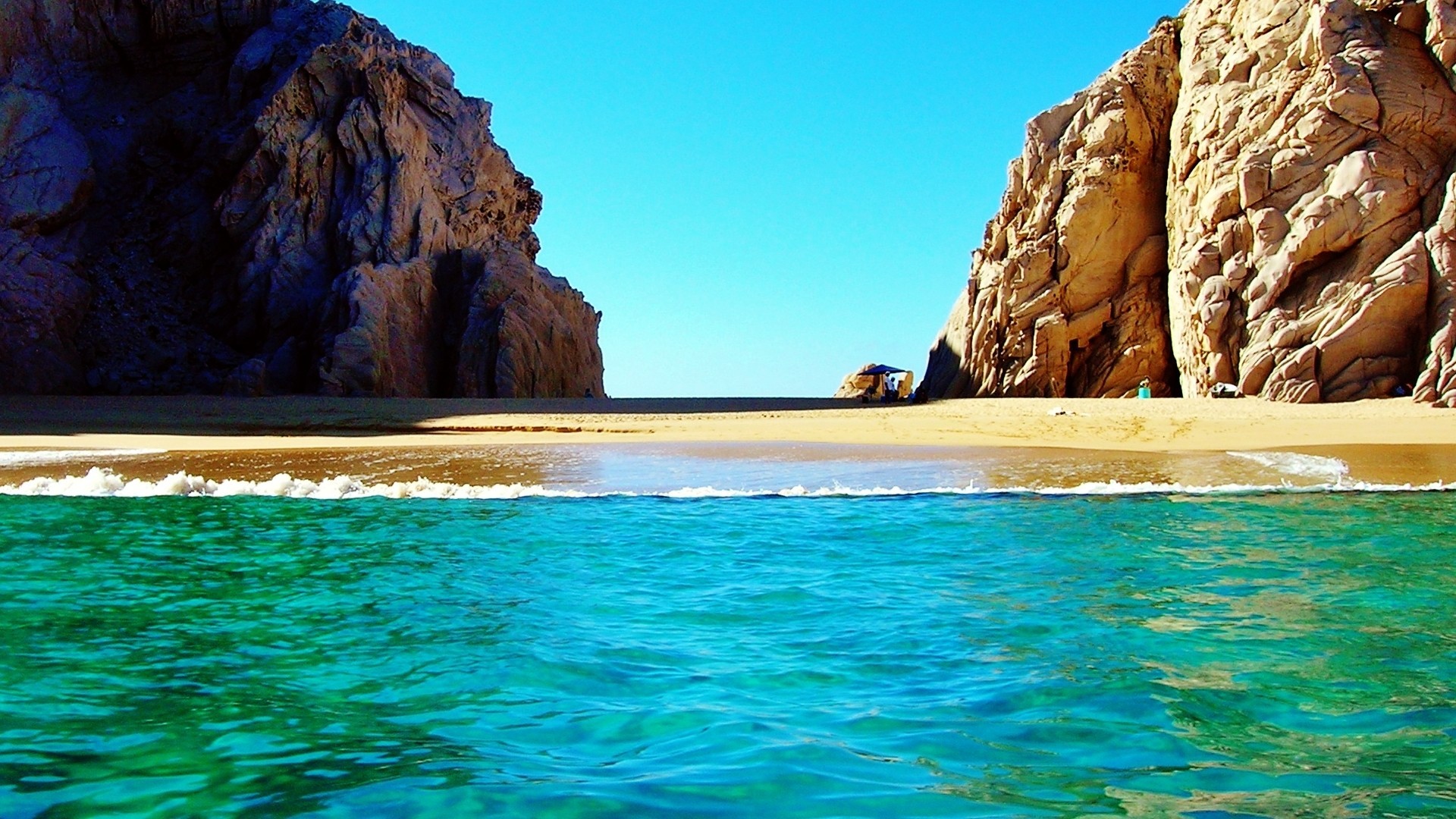 Beach with rock formations and turquoise water HD Wallpaper