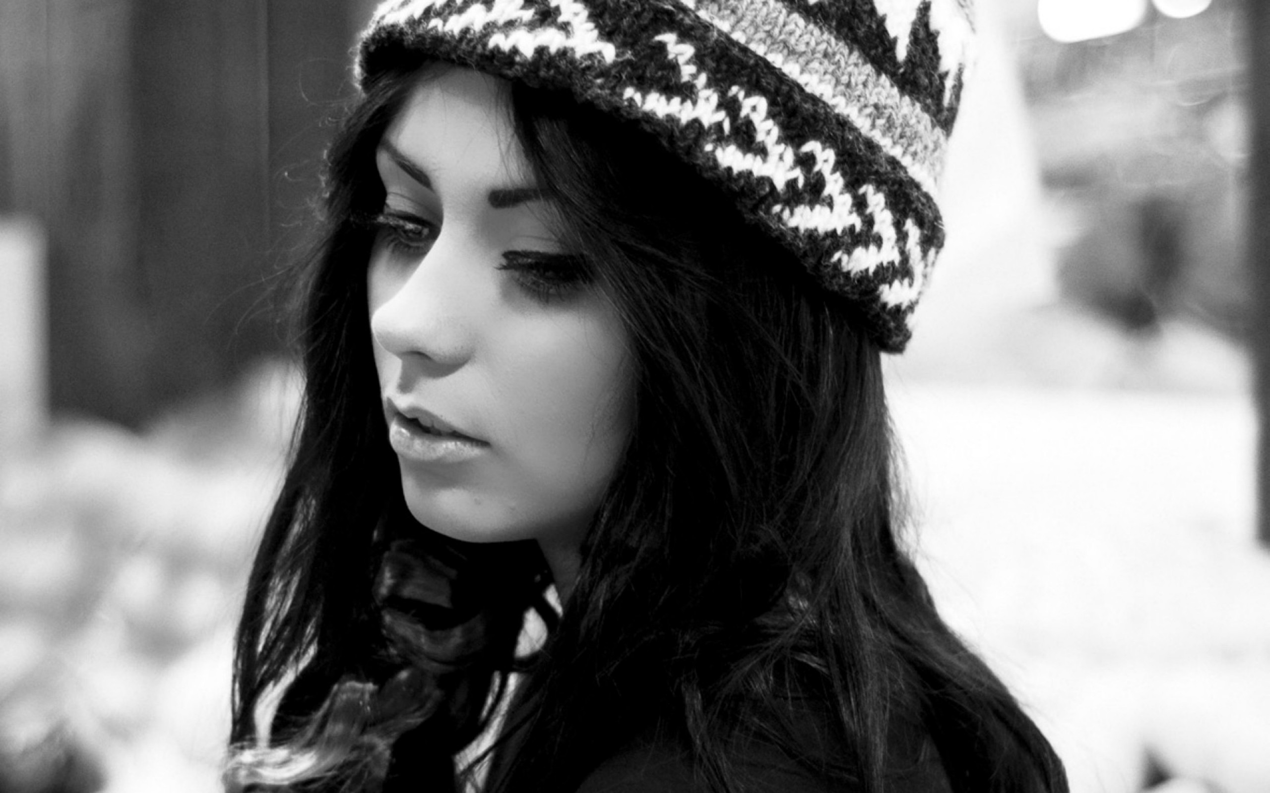 Monochrome portrait of Danielle Mansutti wearing a hat HD Wallpaper