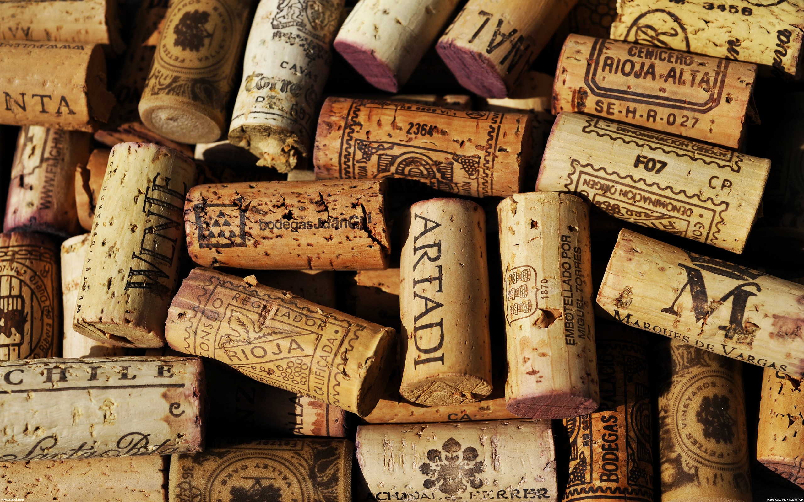 Pile of used wine corks with labels HD Wallpaper