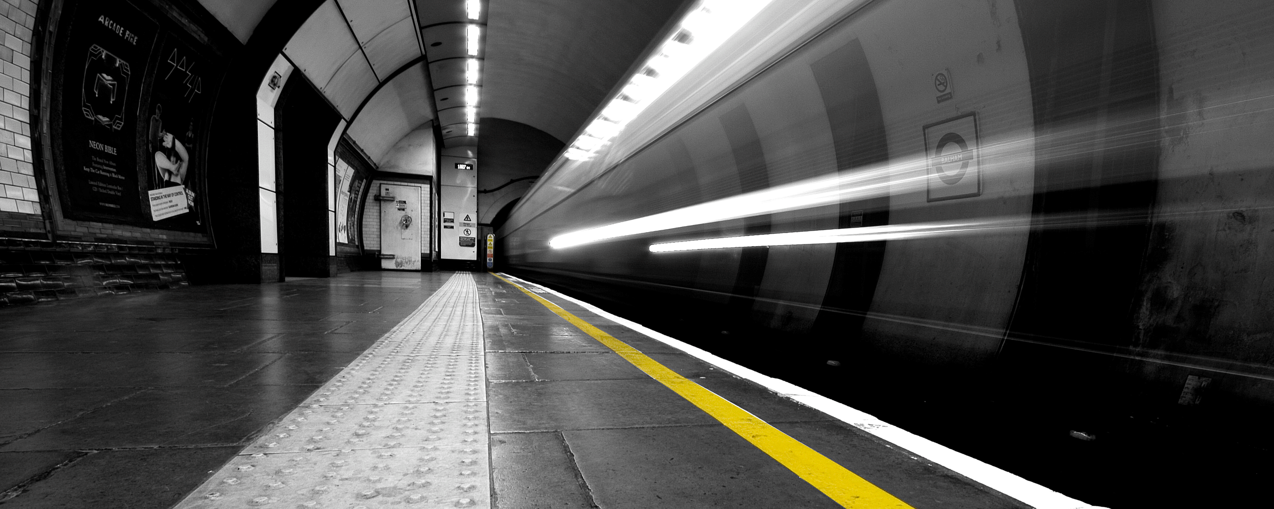 London Underground train station with selective coloring HD Wallpaper