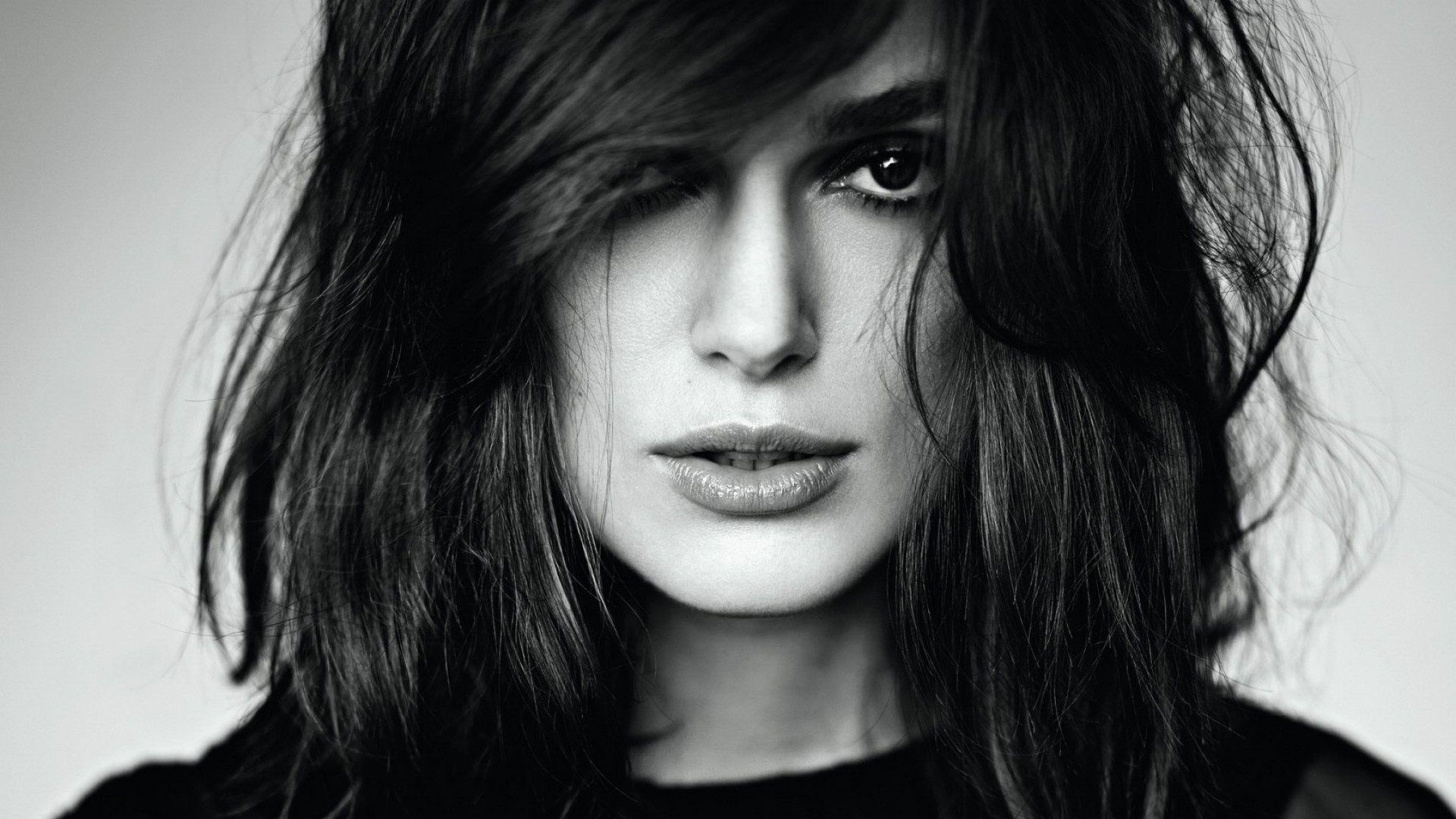 Keira Knightley monochrome portrait HD Wallpaper