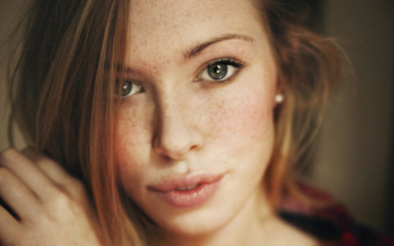 Portrait of a young woman with freckles HD Wallpaper