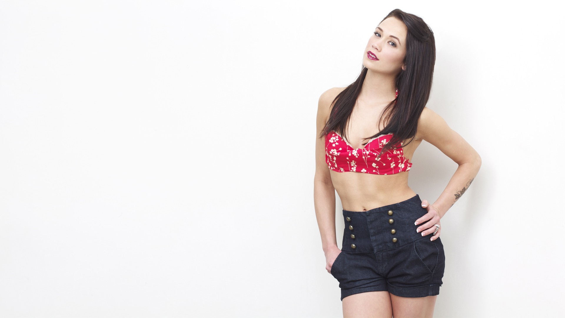 Woman in floral bikini top and denim shorts HD Wallpaper