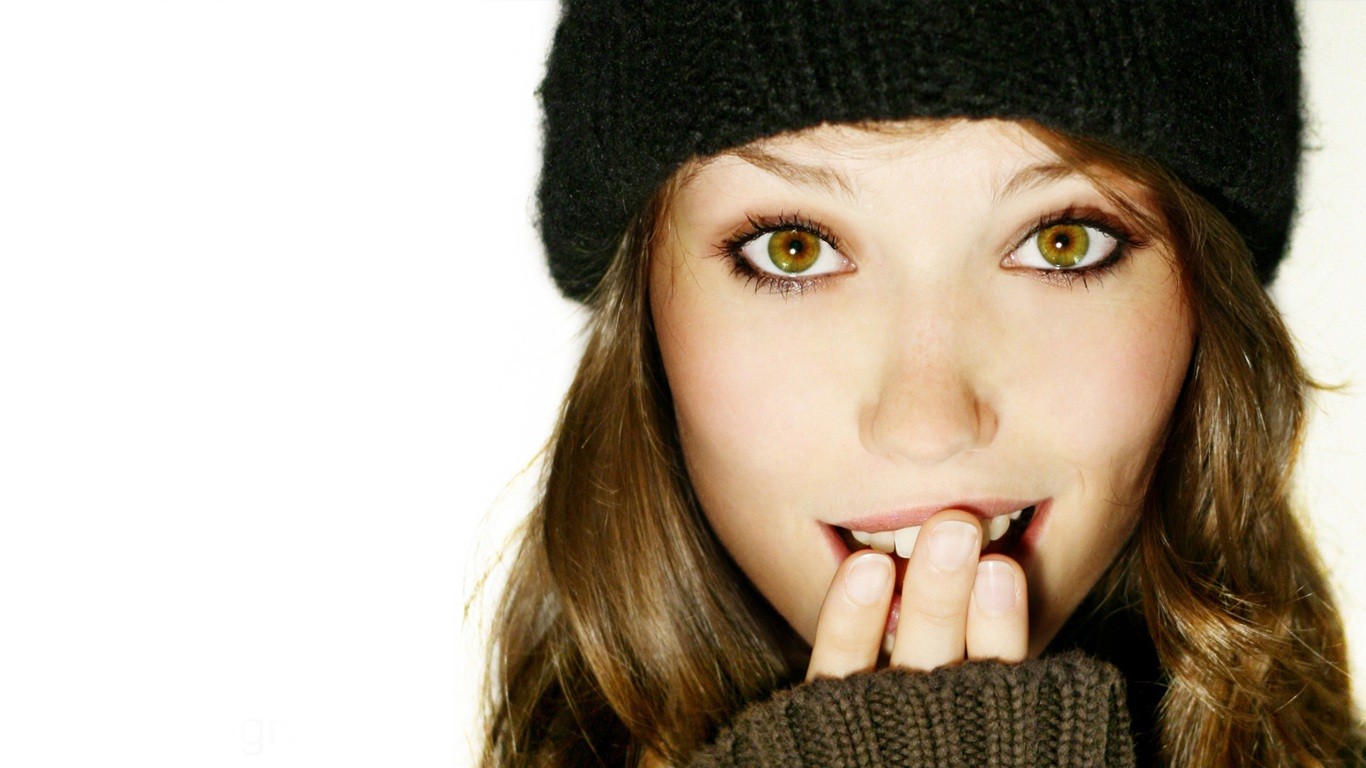 Young woman with green eyes wearing a black beanie HD Wallpaper