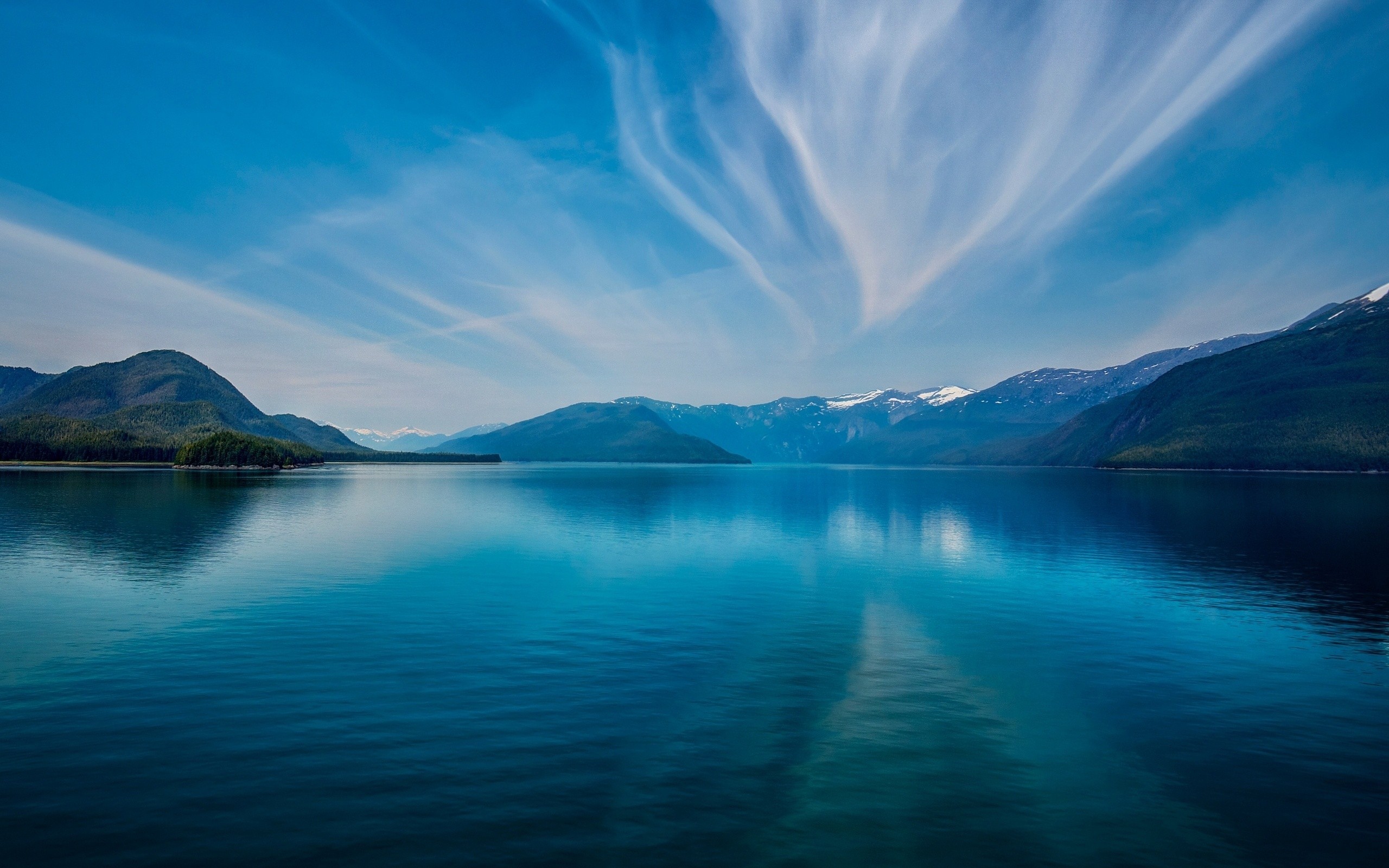 Calm lake with mountains and wispy clouds HD Wallpaper