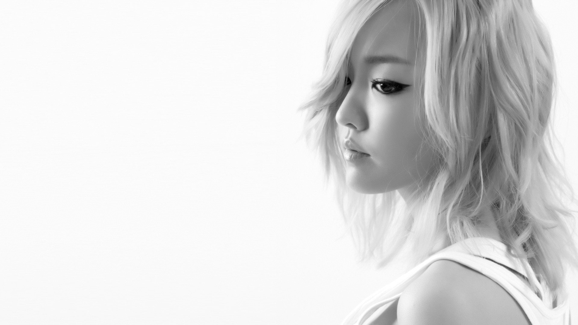 Younha in monochrome portrait HD Wallpaper