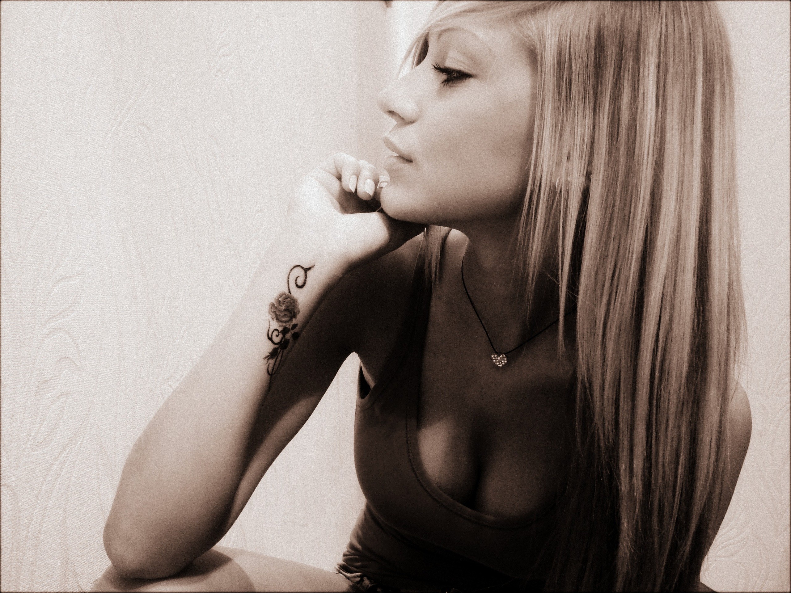 Woman with blonde hair and rose tattoo HD Wallpaper