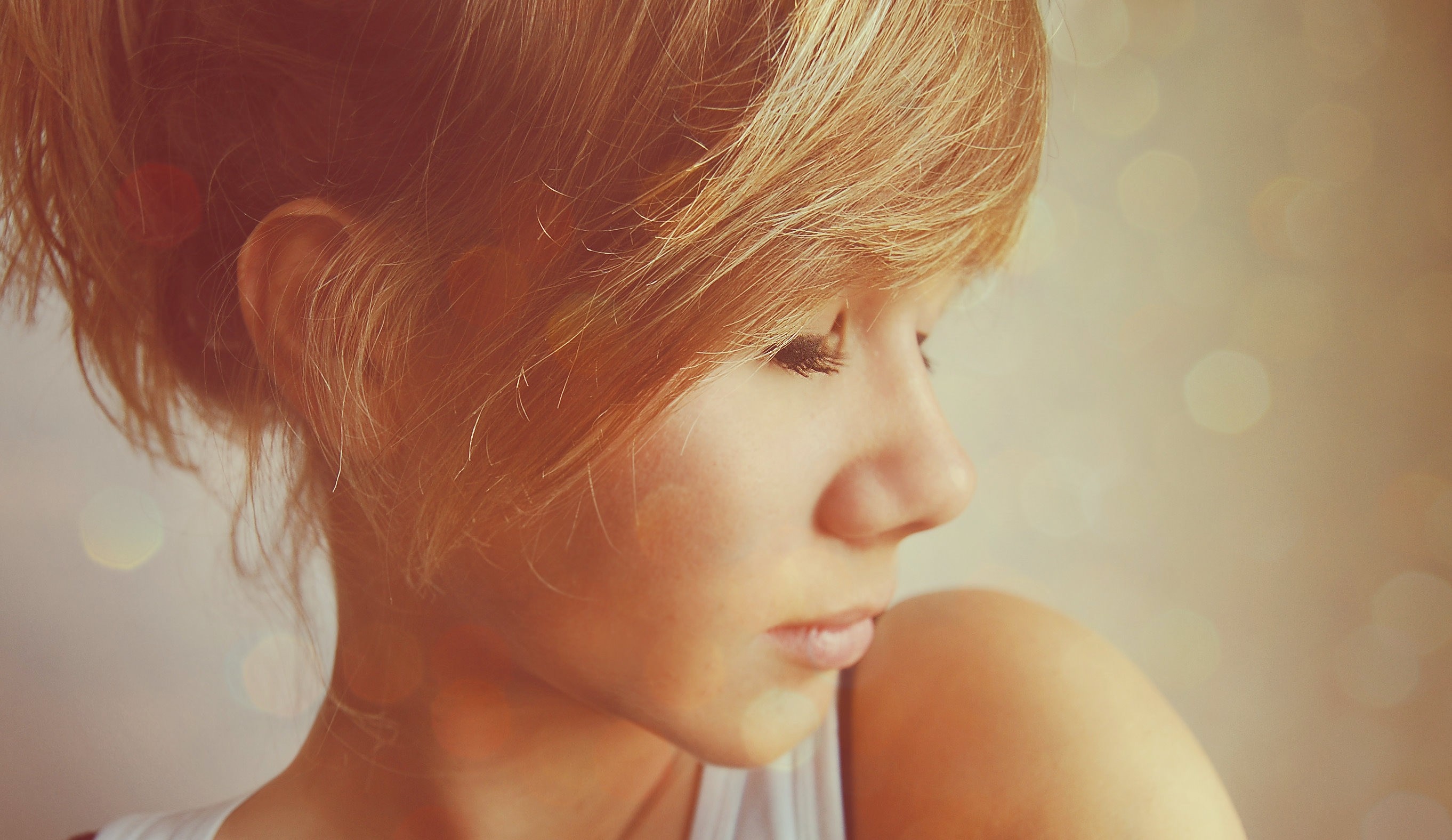Woman with blonde hair in profile HD Wallpaper