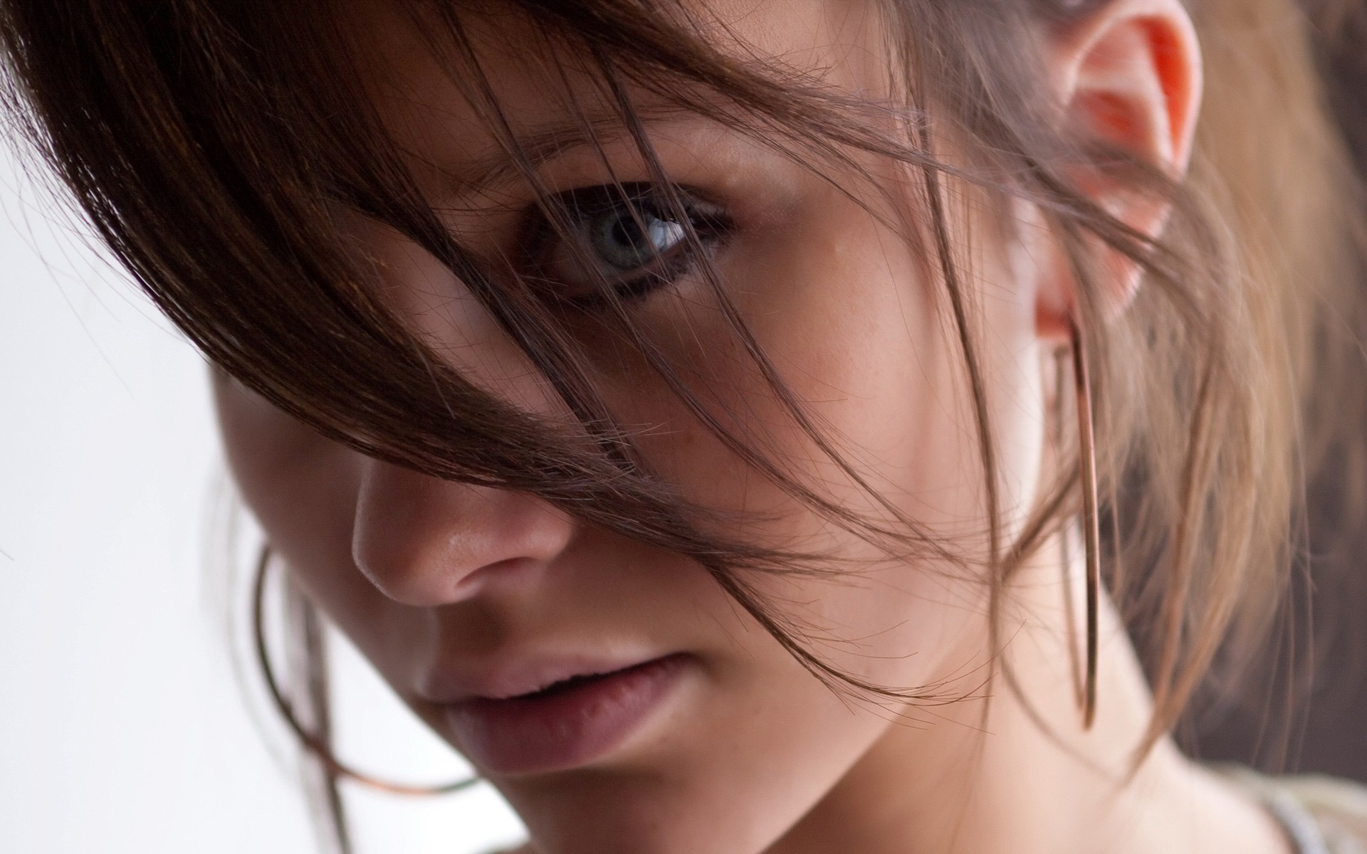 Woman with brown hair and blue eyes HD Wallpaper