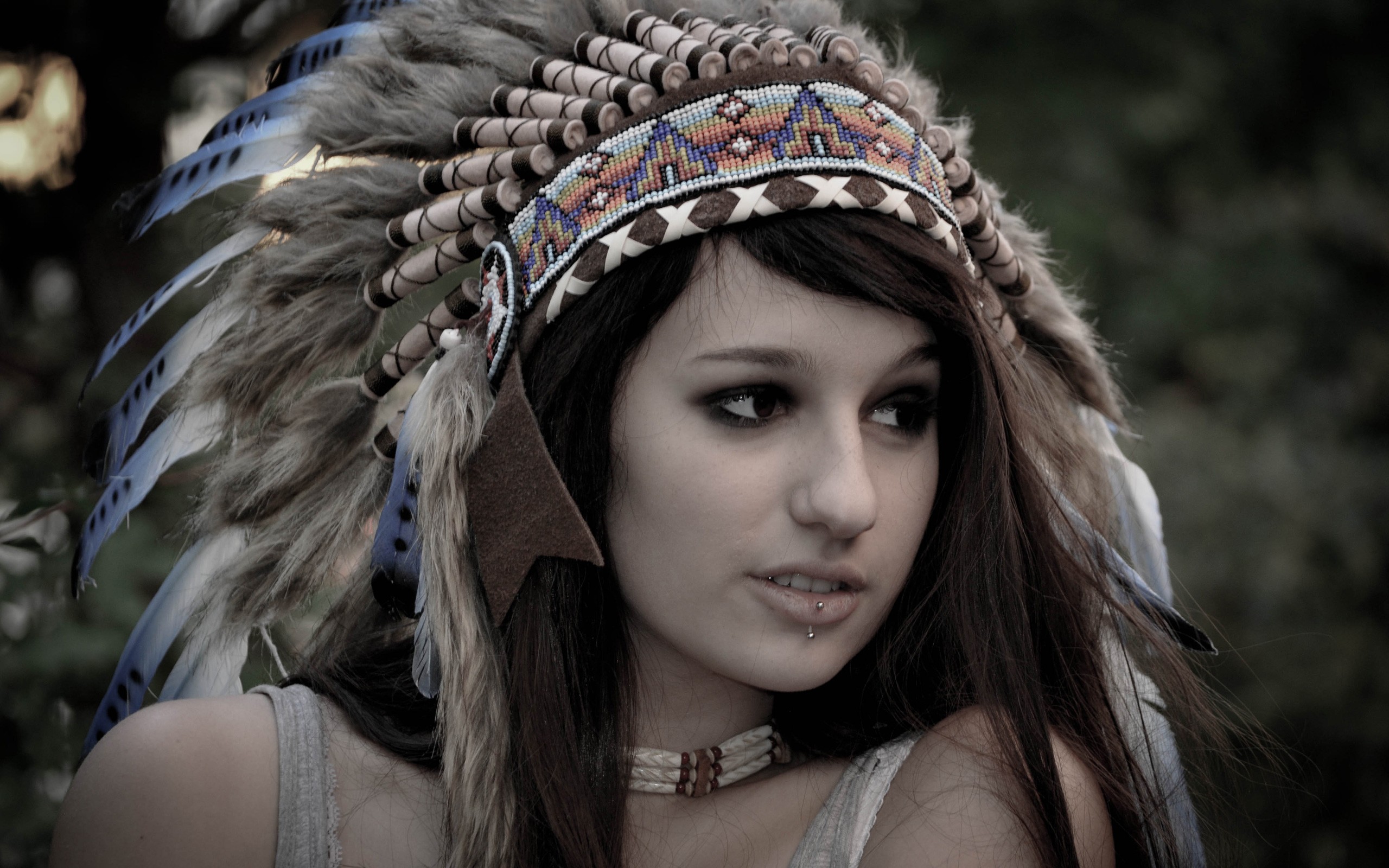 Woman wearing a Native American headdress HD Wallpaper