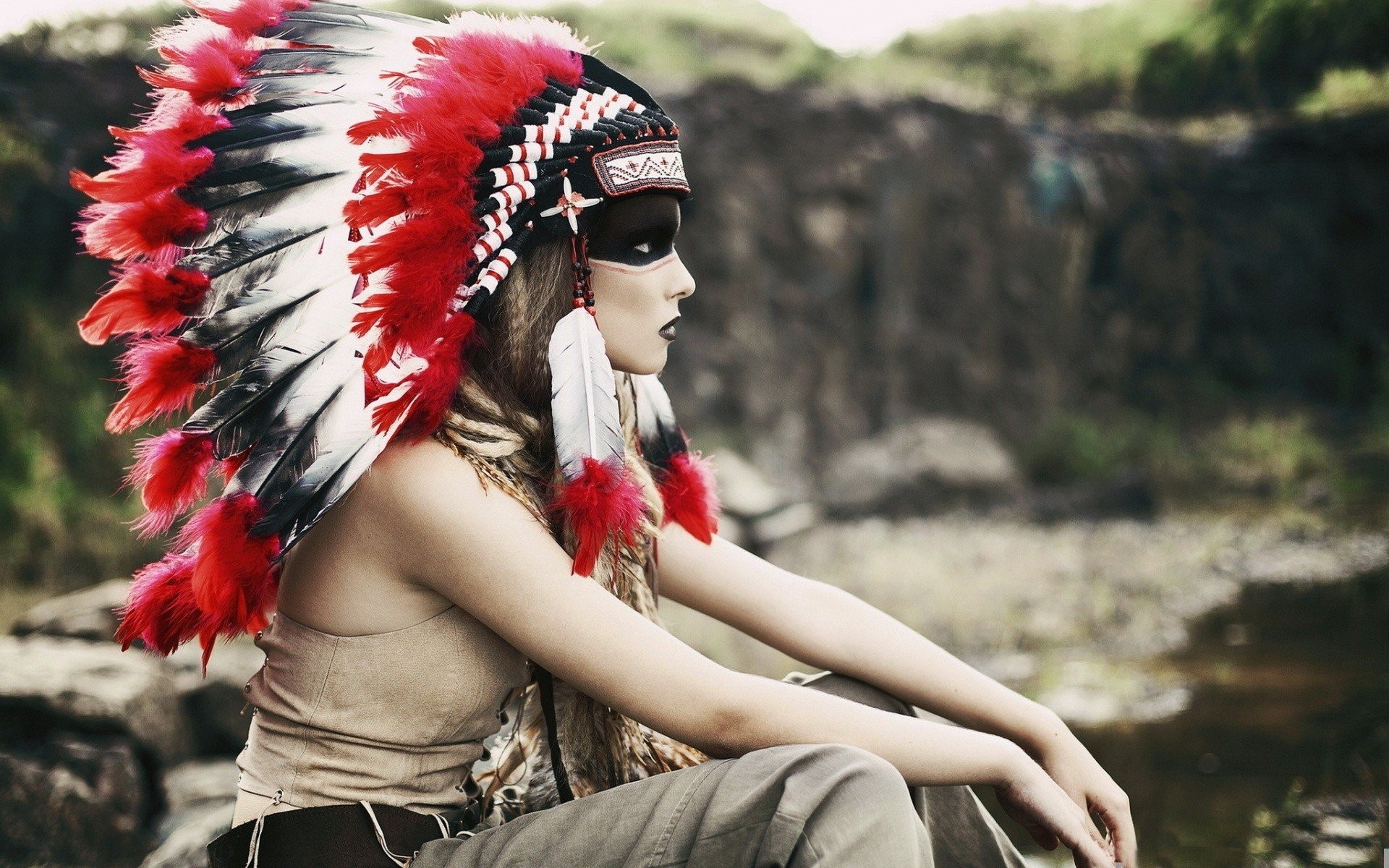 Woman wearing a Native American headdress with feathers HD Wallpaper