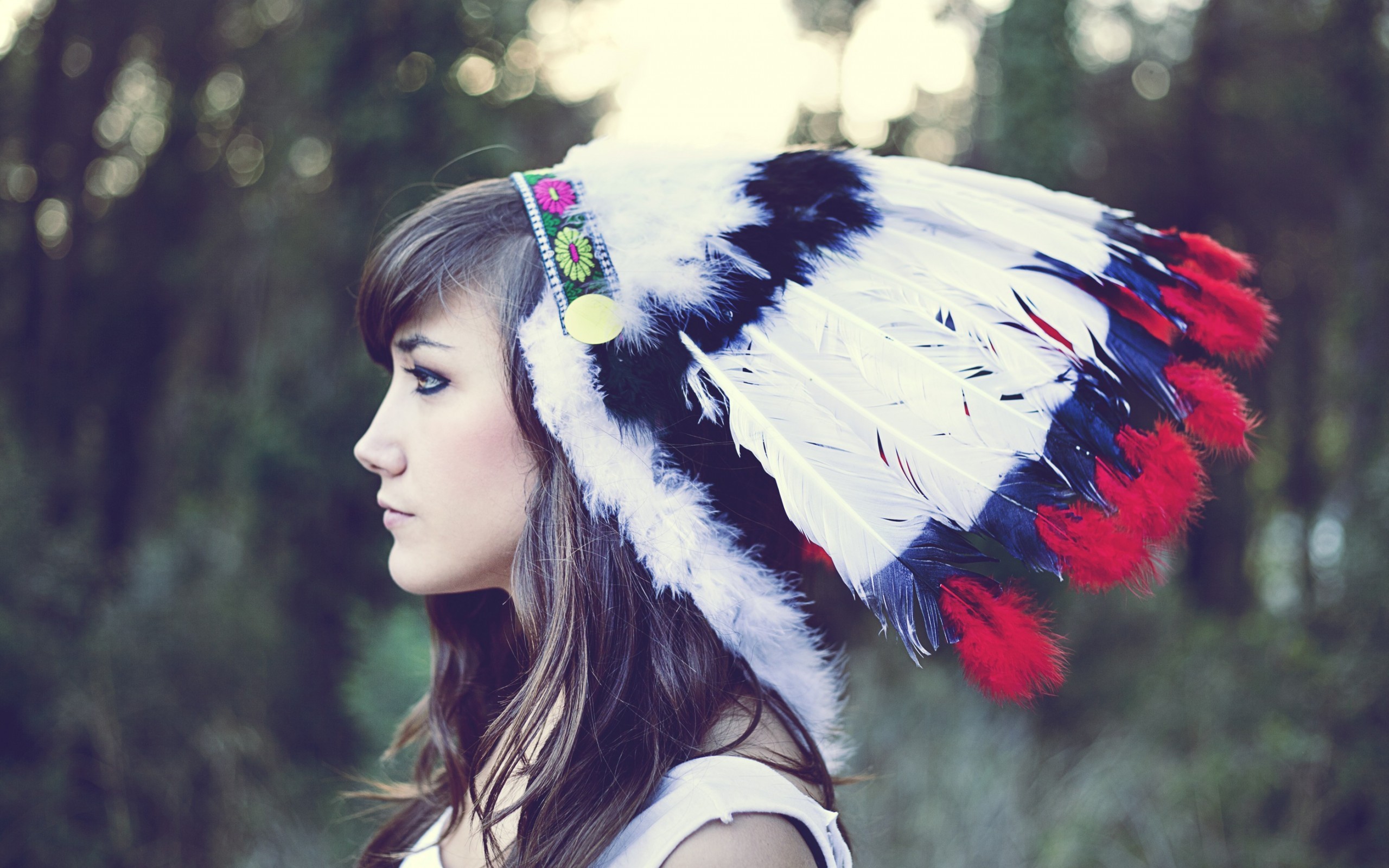 Woman wearing a colorful Native American headdress HD Wallpaper
