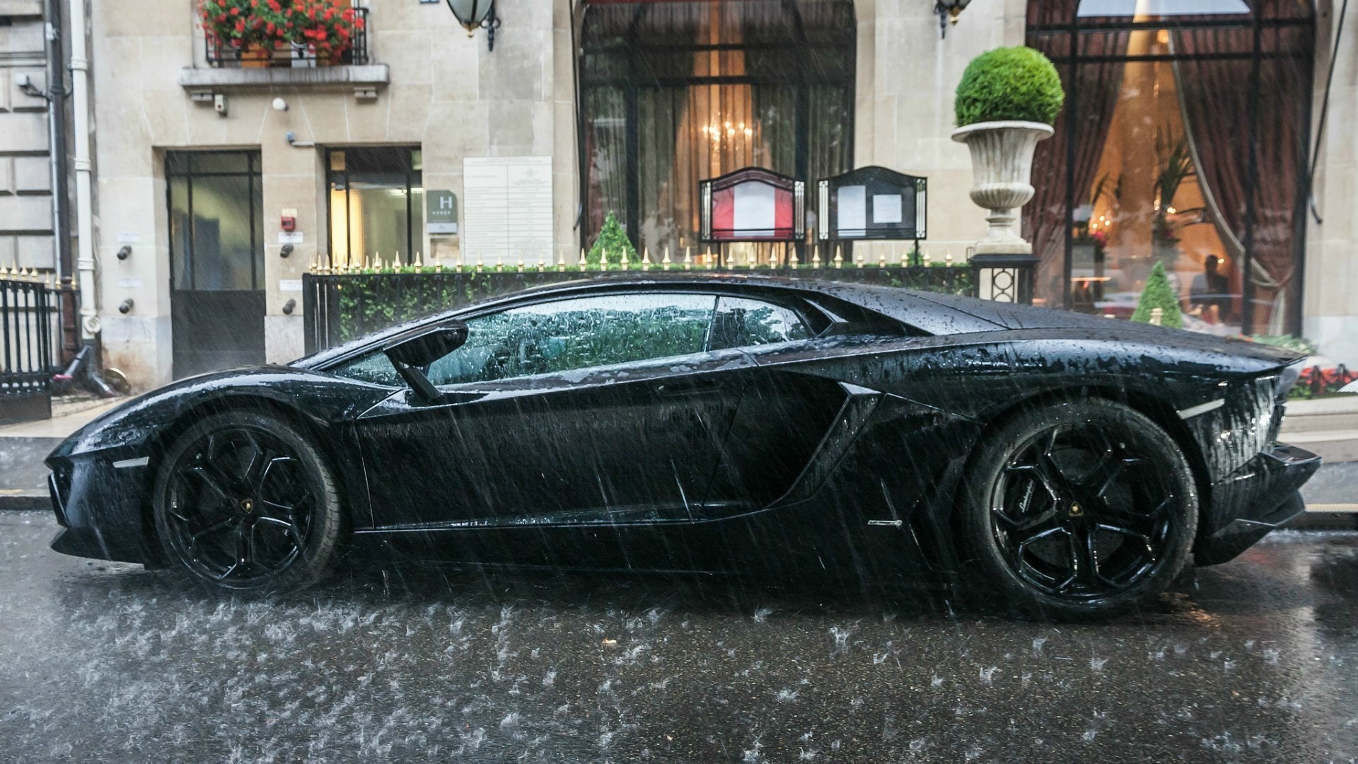 Black Lamborghini Aventador parked in the rain HD Wallpaper