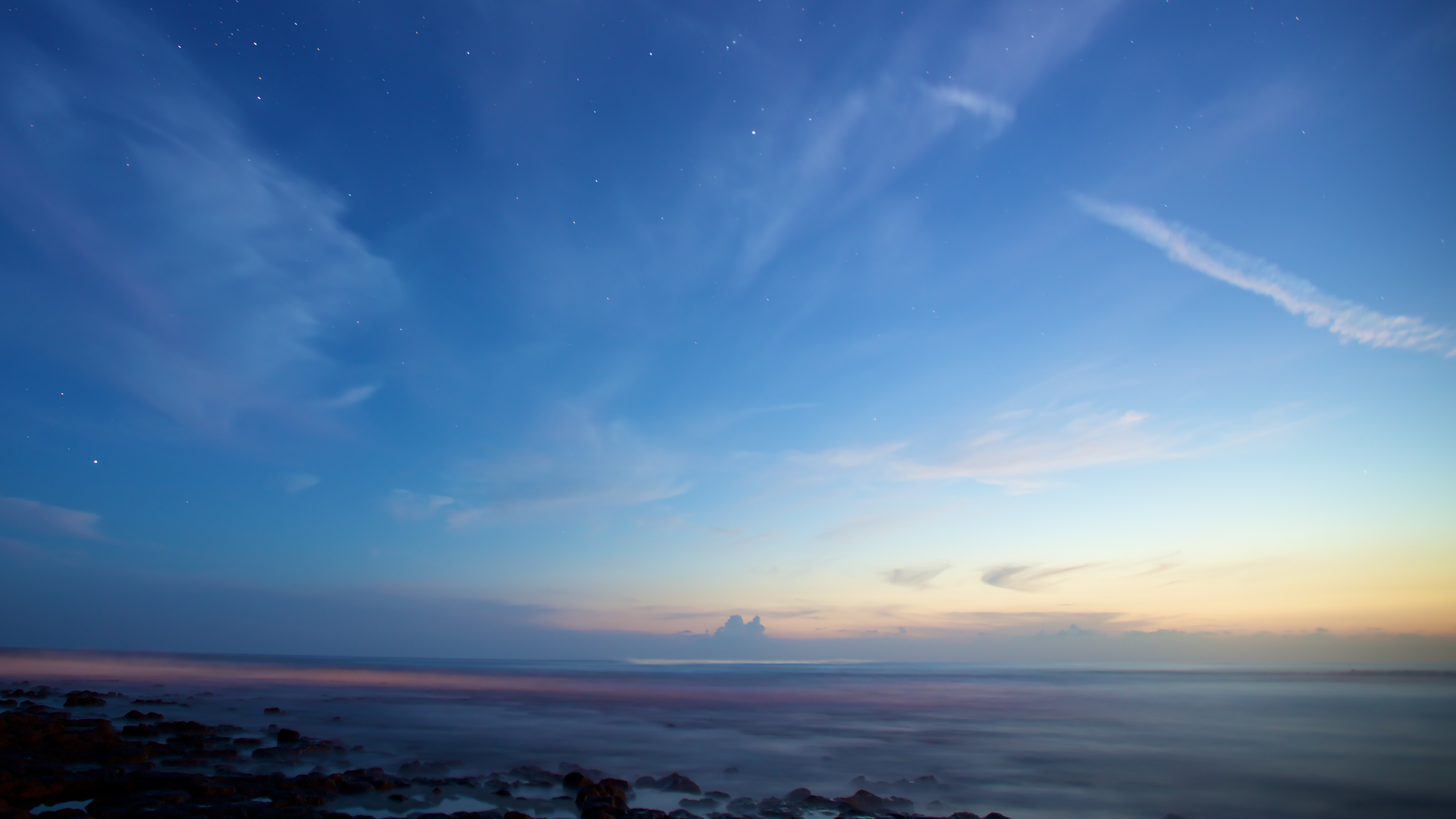 Stars and clouds over the ocean horizon HD Wallpaper