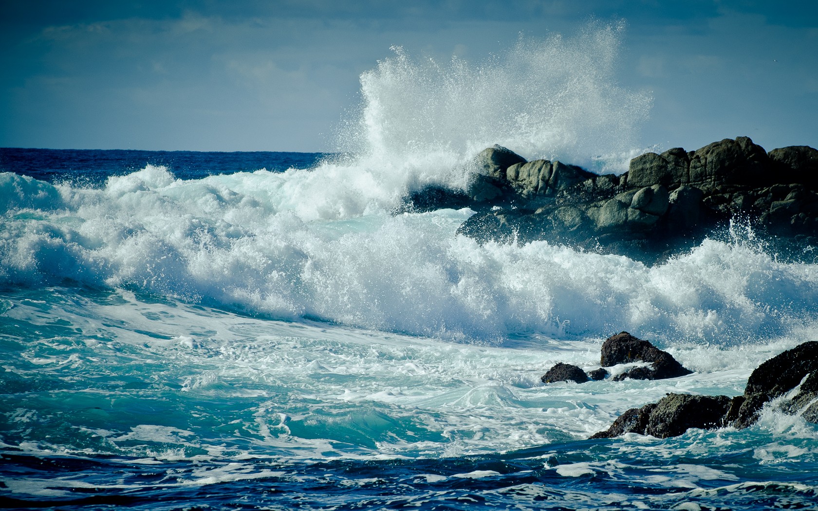 Waves crashing against rocks on the sea HD Wallpaper