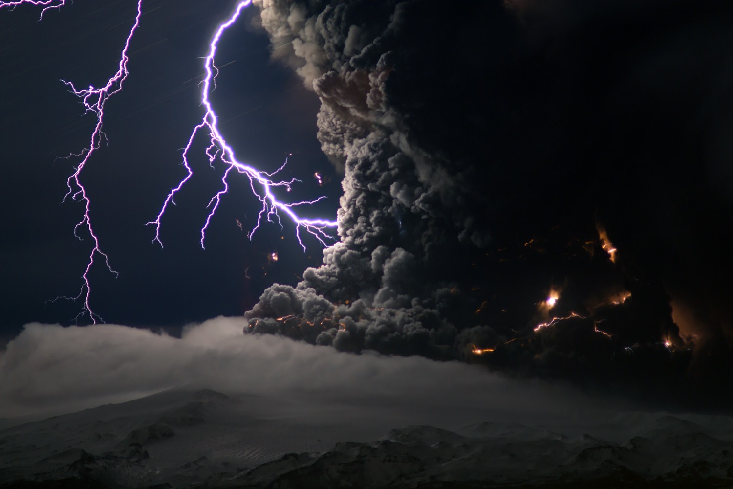 Lightning strikes a volcanic eruption with smoke and clouds HD Wallpaper