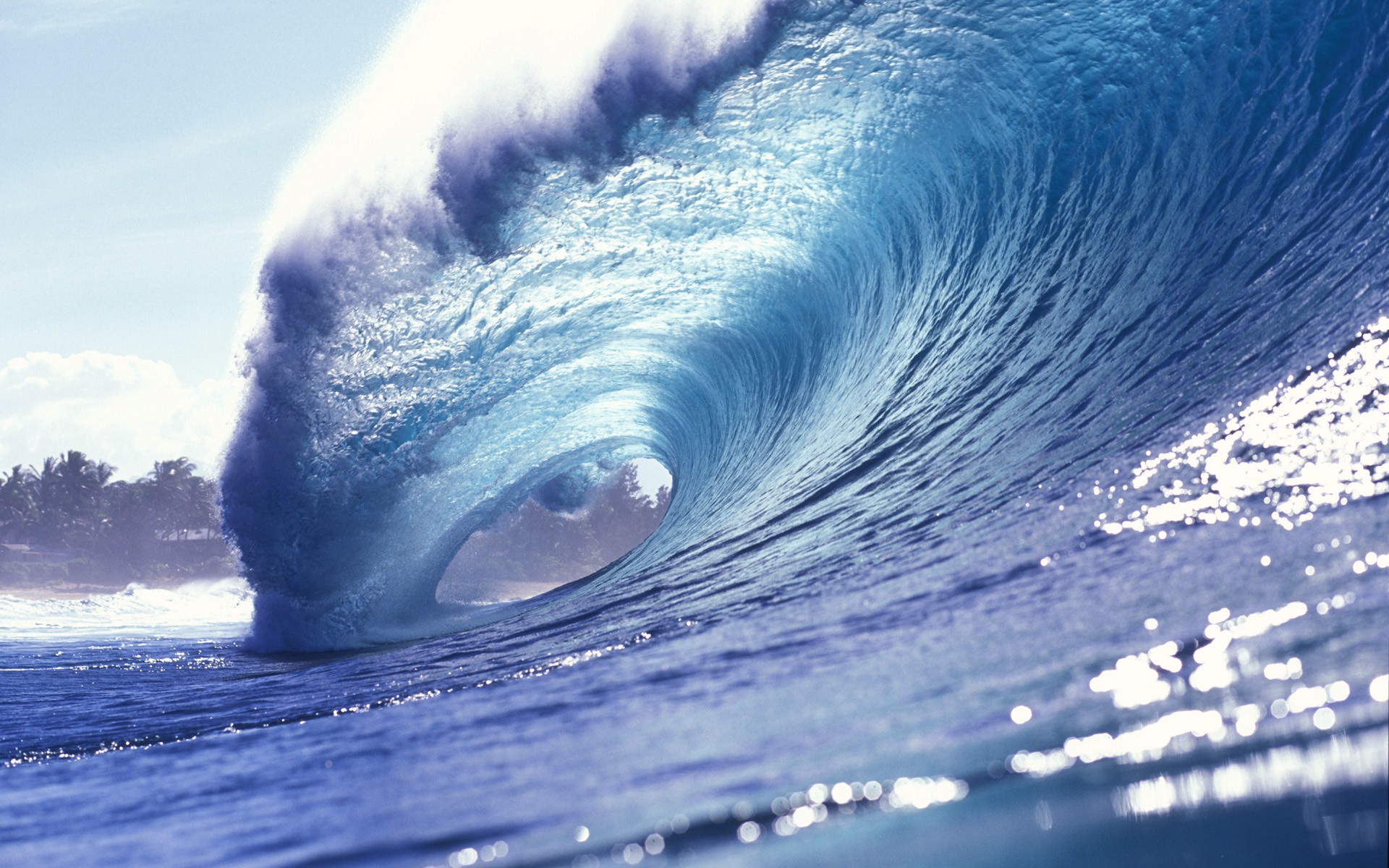 A large ocean wave barrels in the sea HD Wallpaper