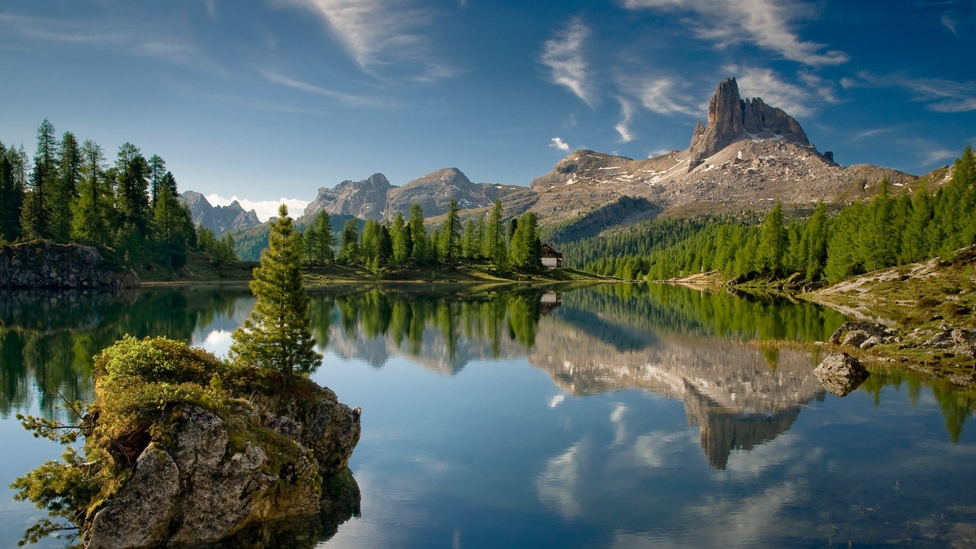 Lake reflection of mountains and trees in Canada HD Wallpaper