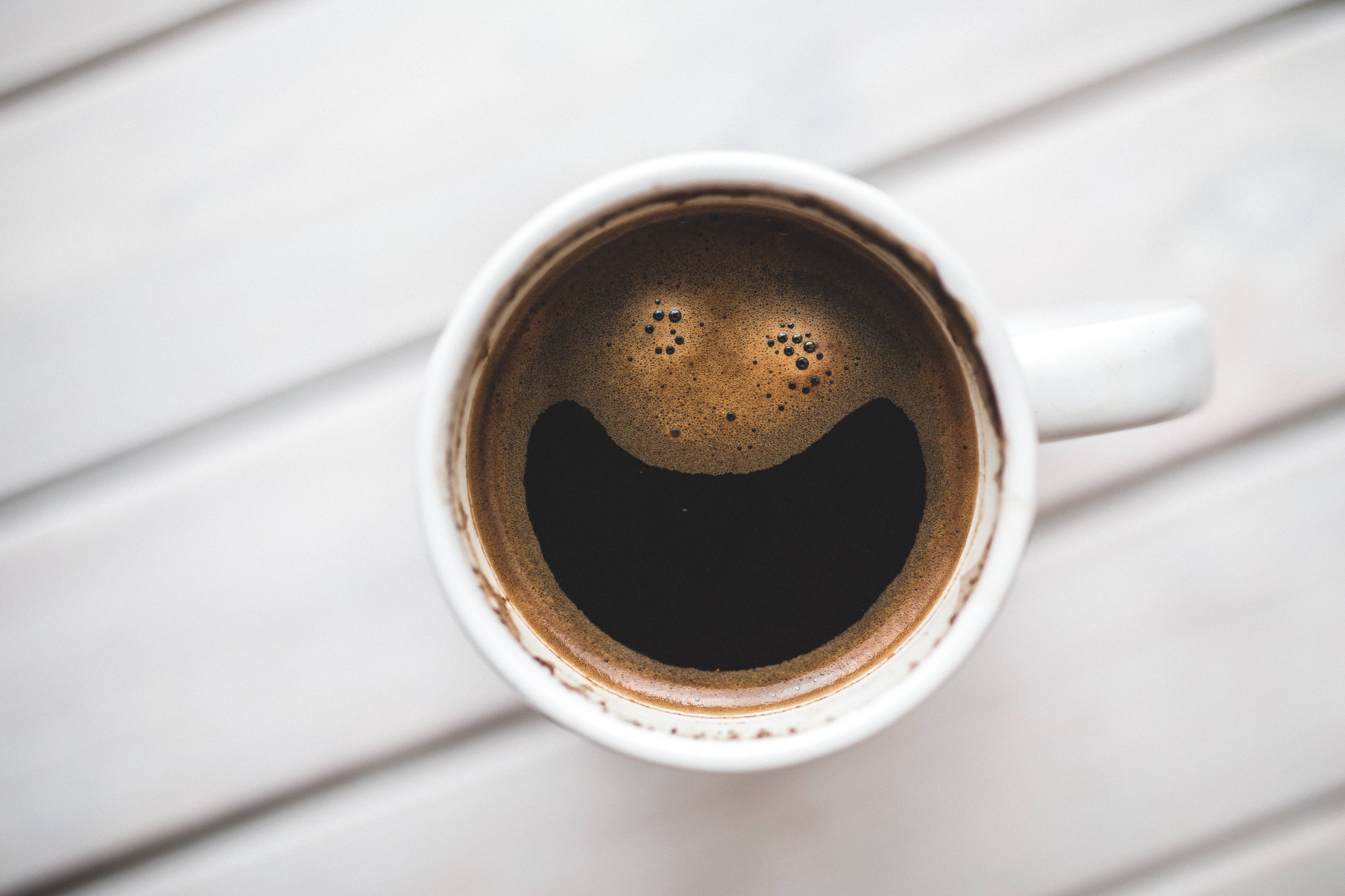Coffee cup with a smiley face made of foam HD Wallpaper
