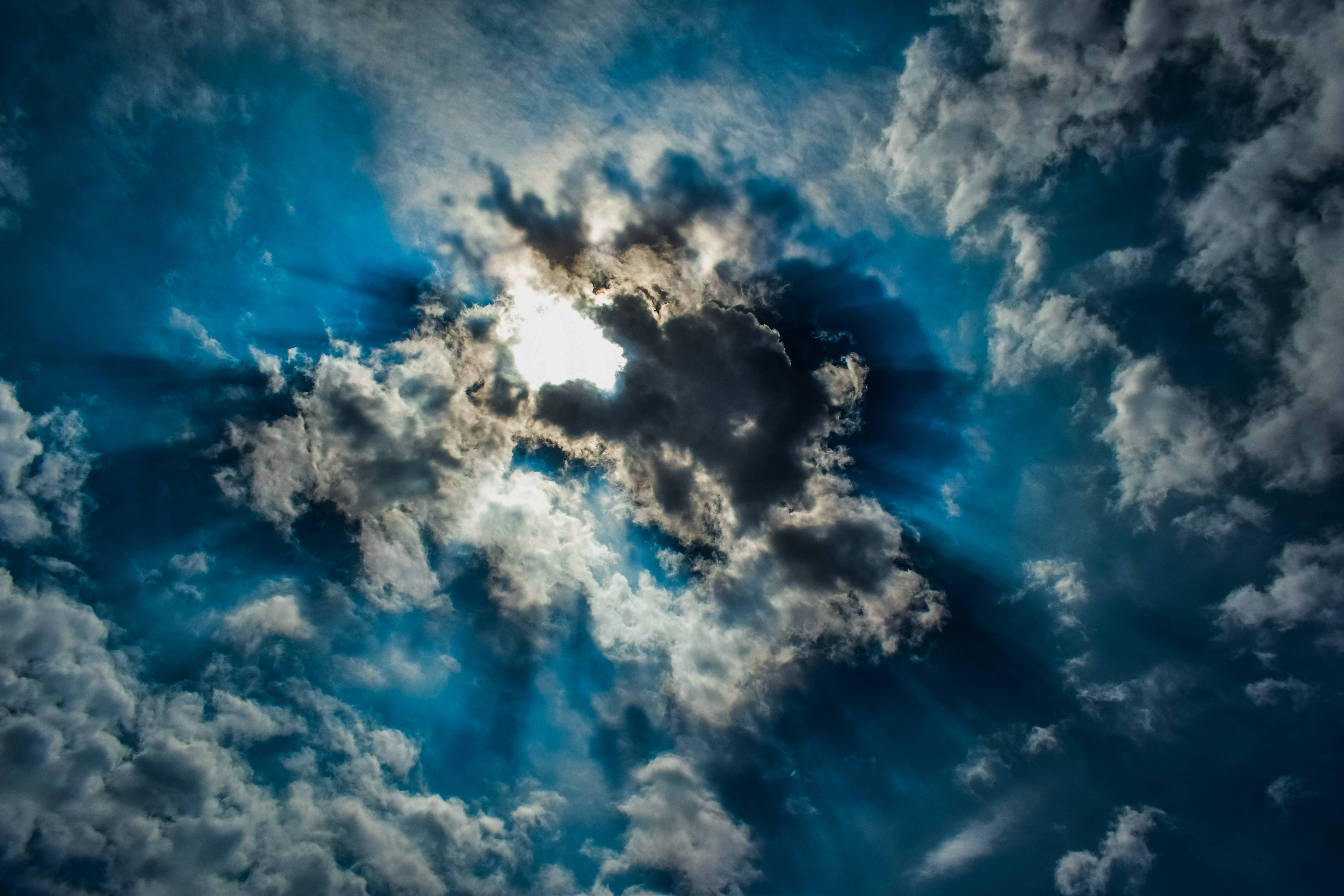 Sunlight streaming through dramatic clouds in the sky HD Wallpaper