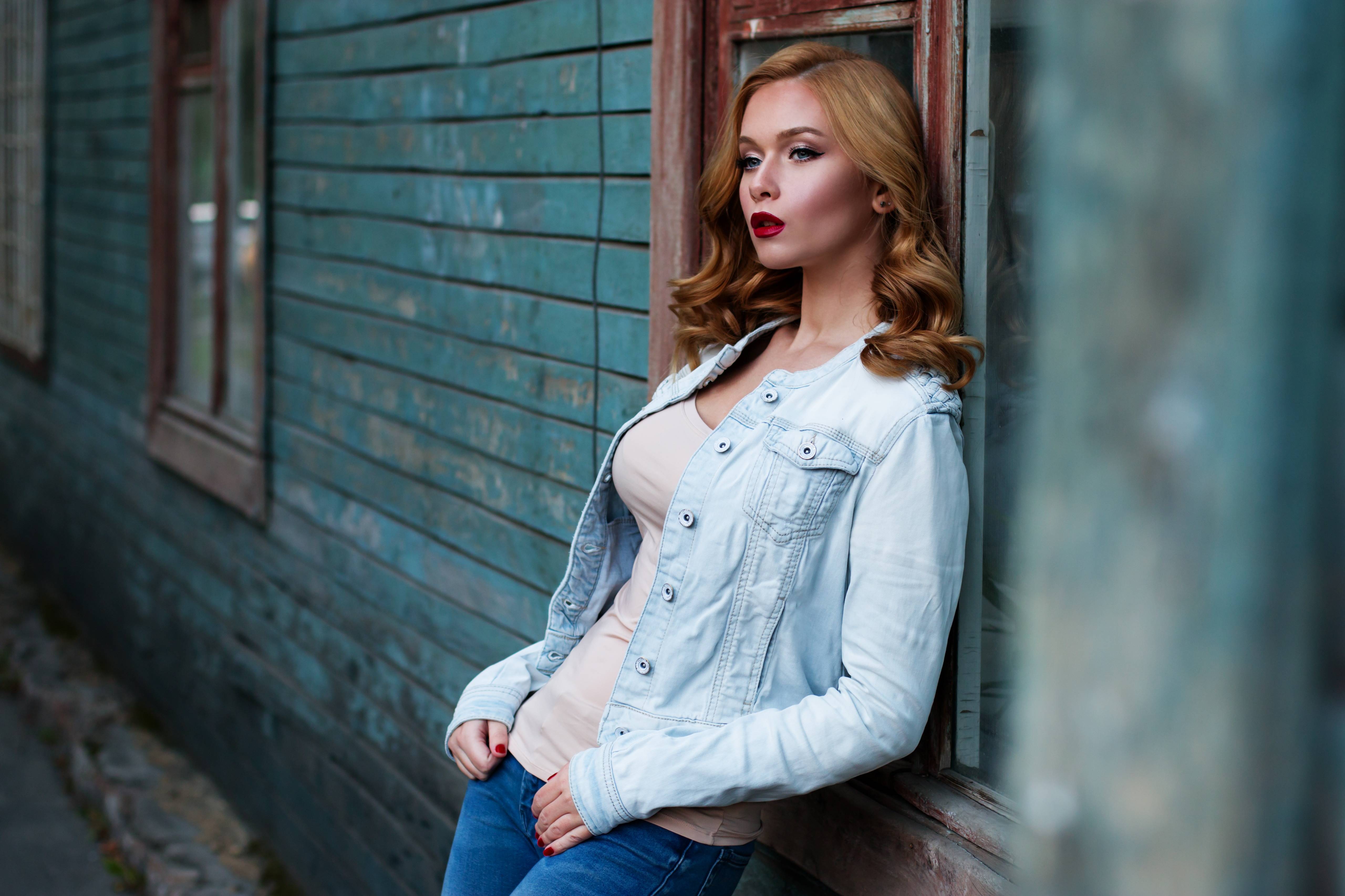 Russian model with blonde hair and red lipstick HD Wallpaper