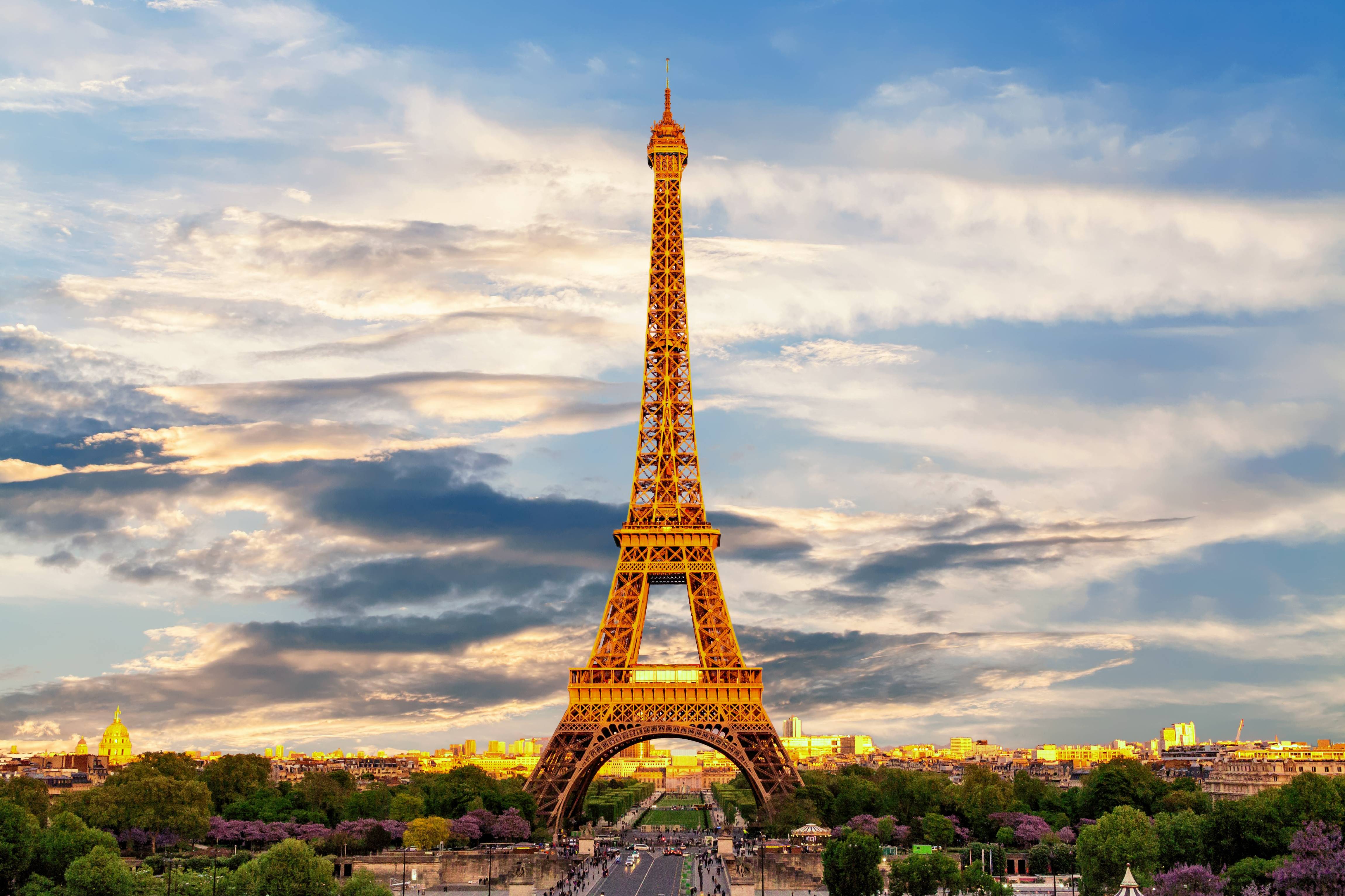 The Eiffel Tower in Paris at sunset HD Wallpaper