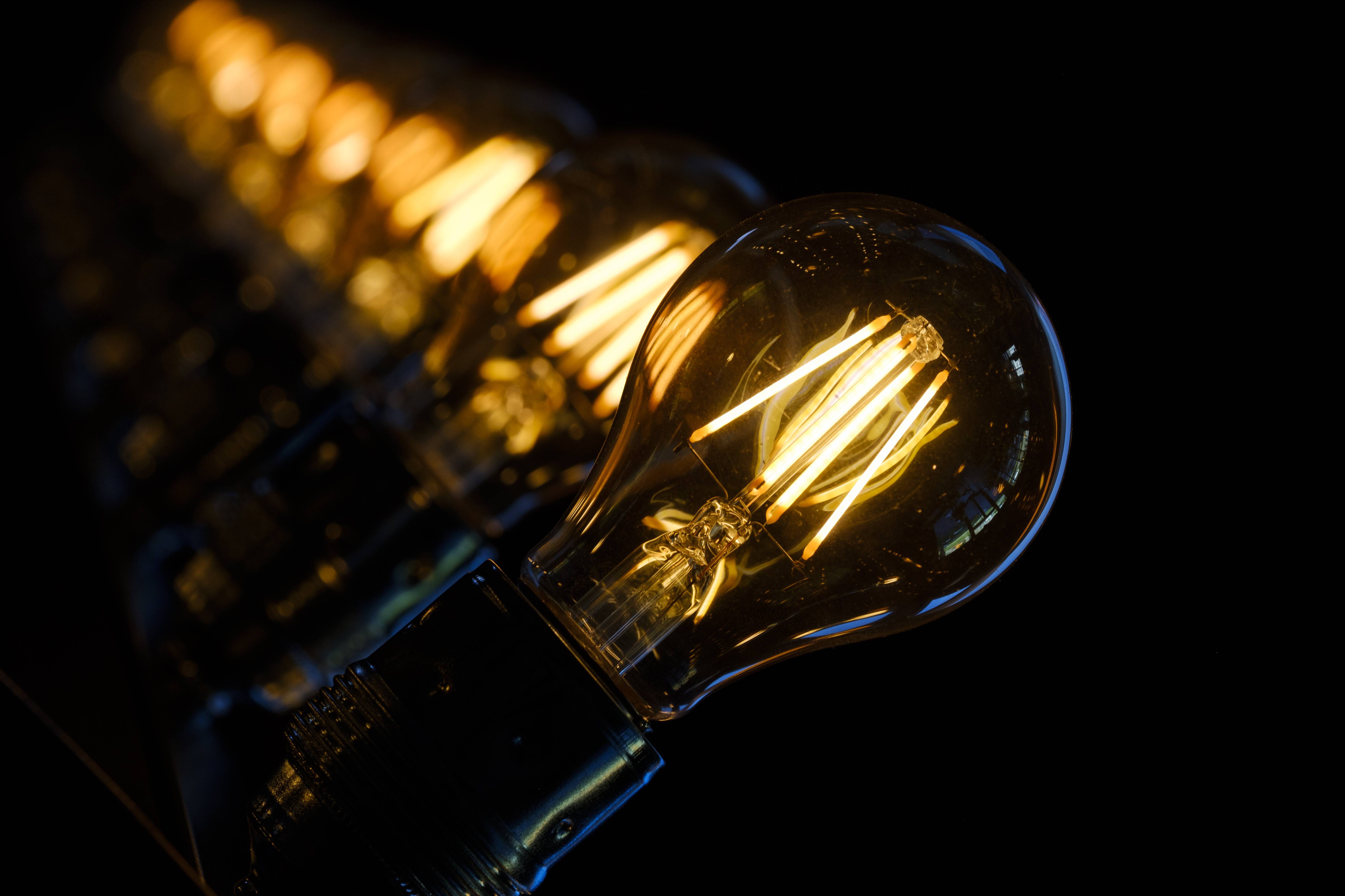Row of glowing Edison filament light bulbs HD Wallpaper
