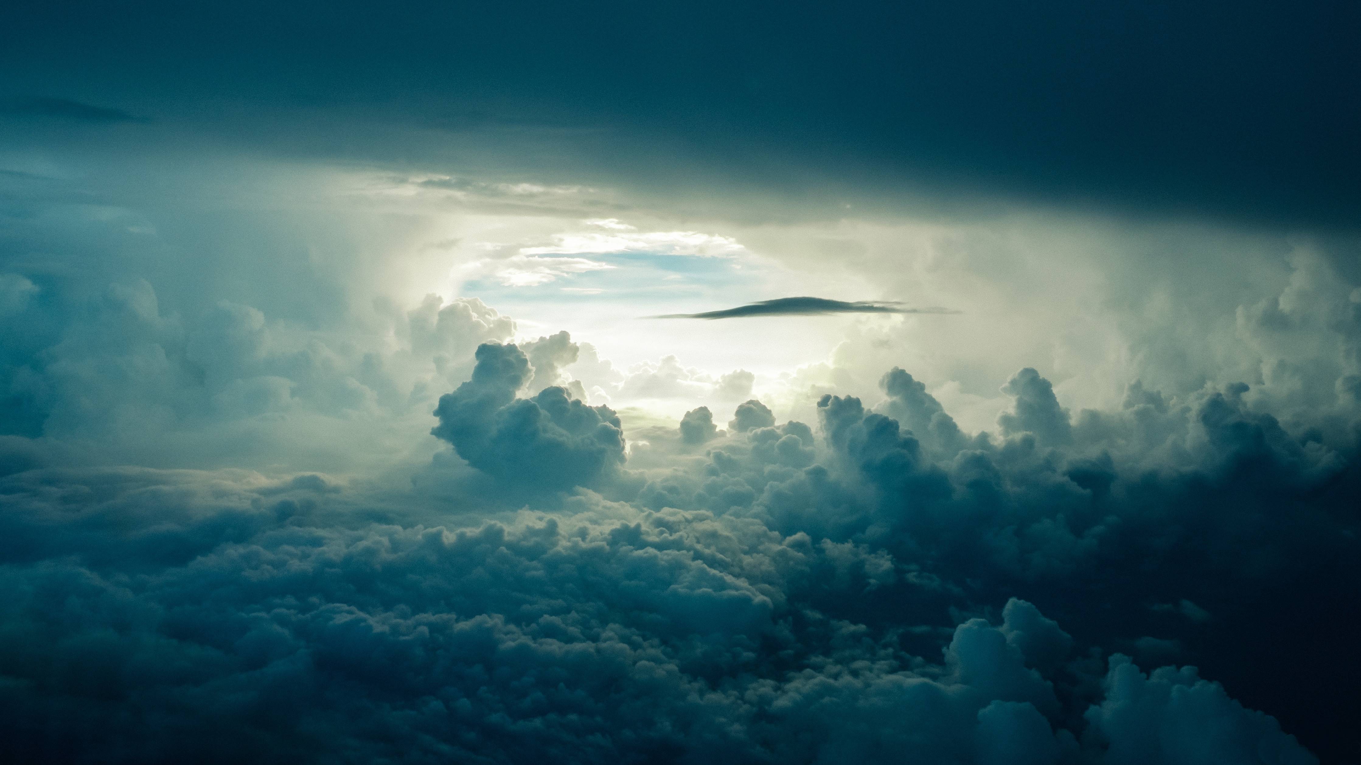 Dark clouds and sunlight in the sky HD Wallpaper