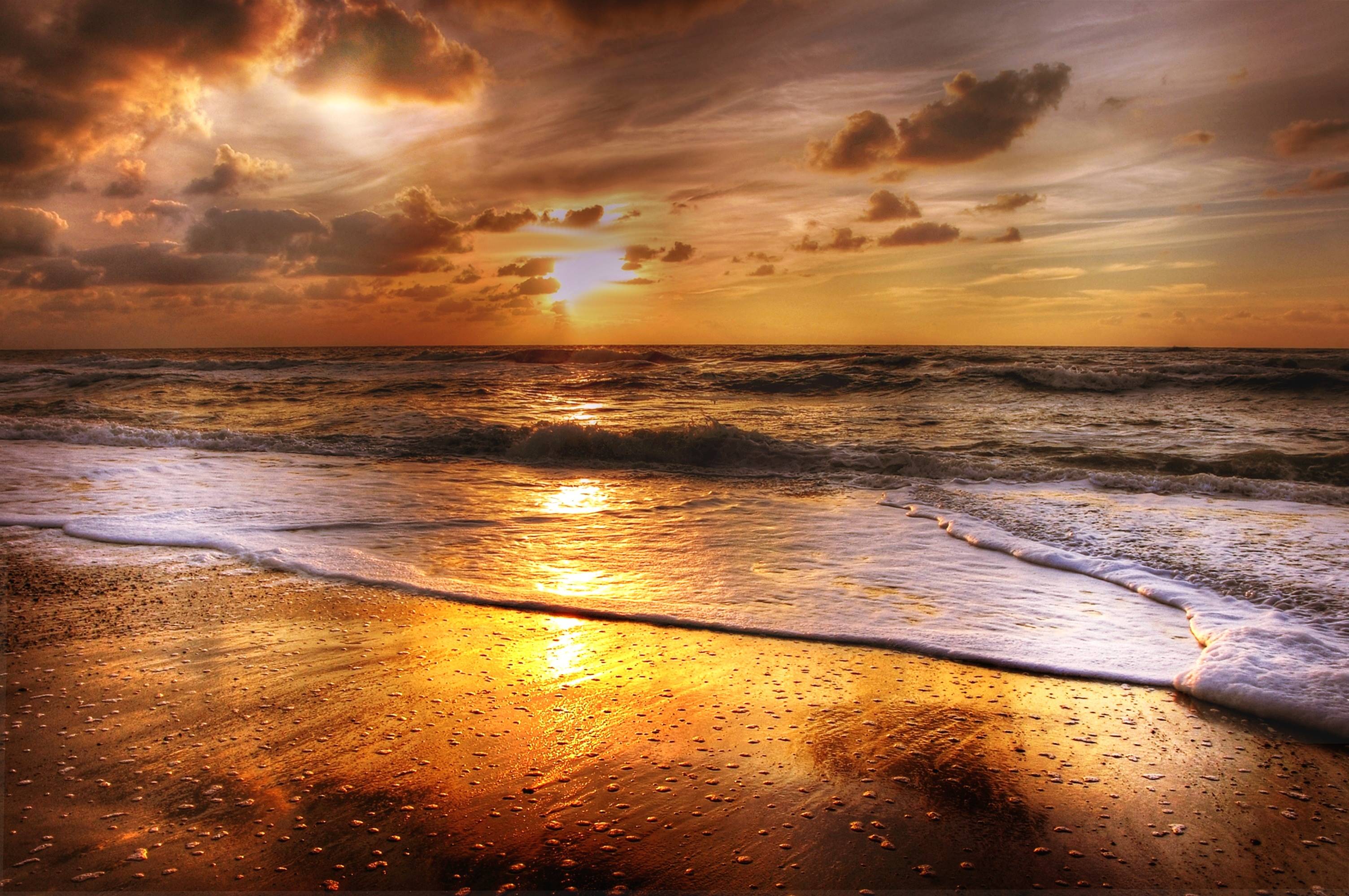 Sunset over the sea with clouds and beach HD Wallpaper