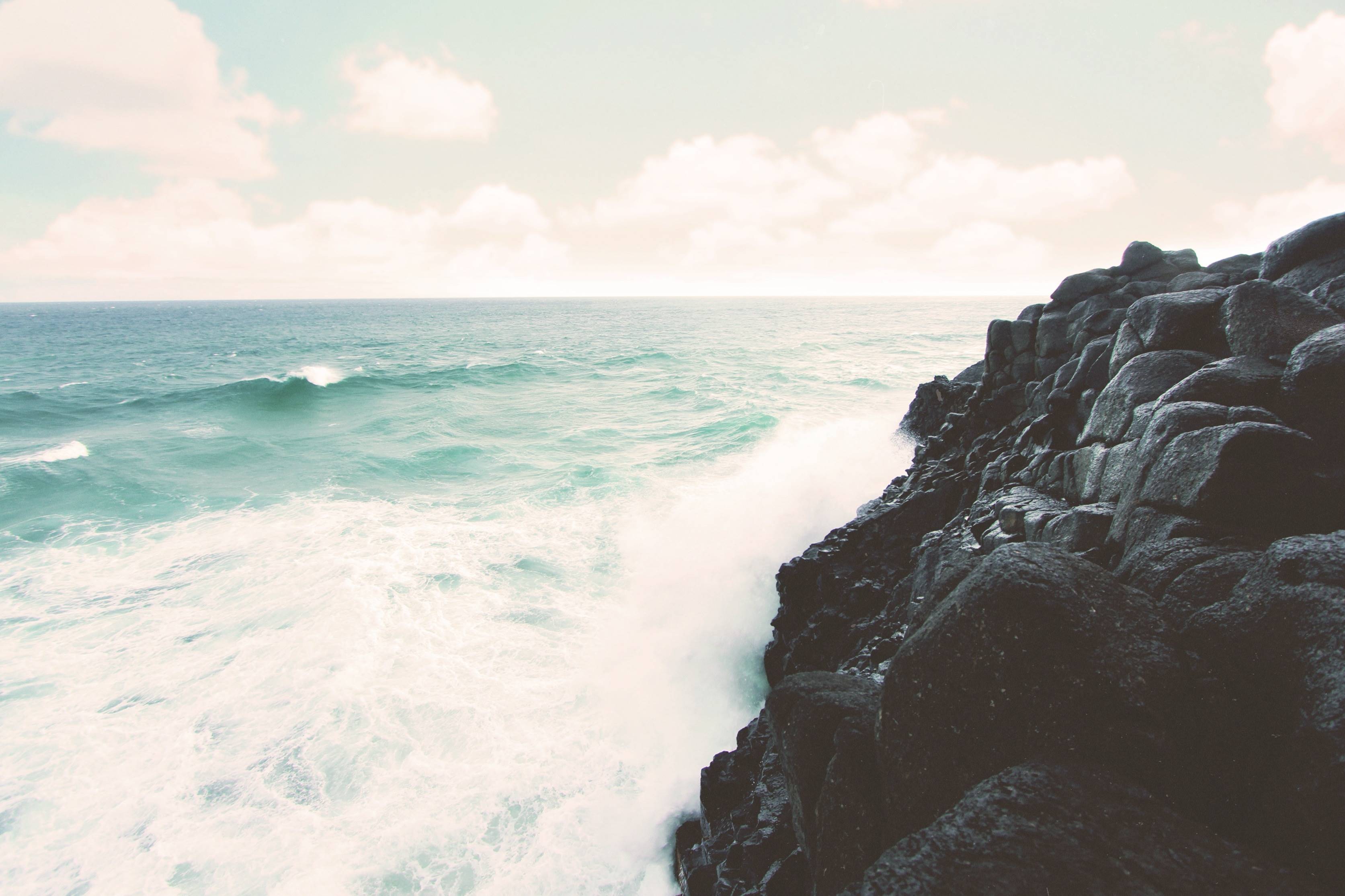 Waves crashing on a rocky coast HD Wallpaper