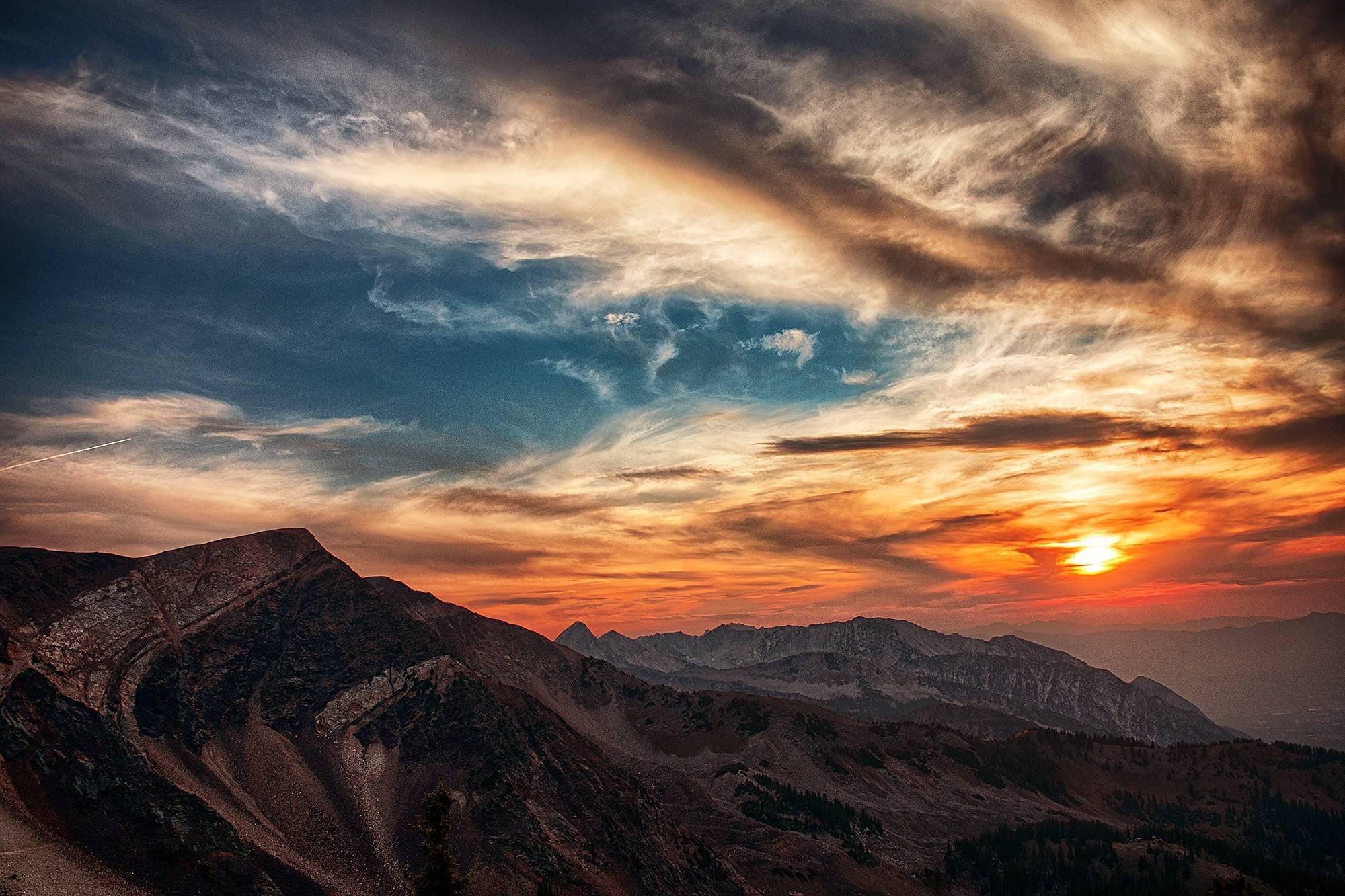 Sunset over mountains in Utah during golden hour HD Wallpaper