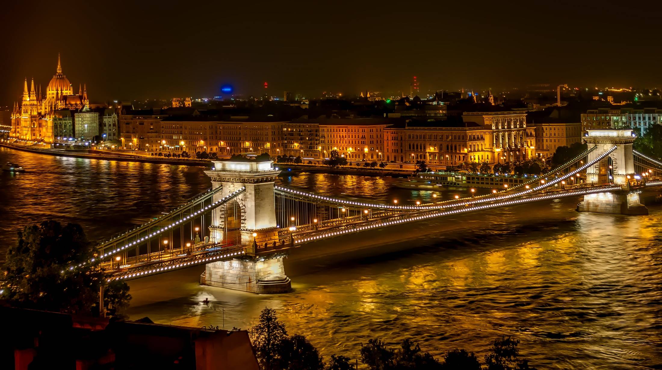 Szechenyi Chain Bridge at night in Budapest HD Wallpaper