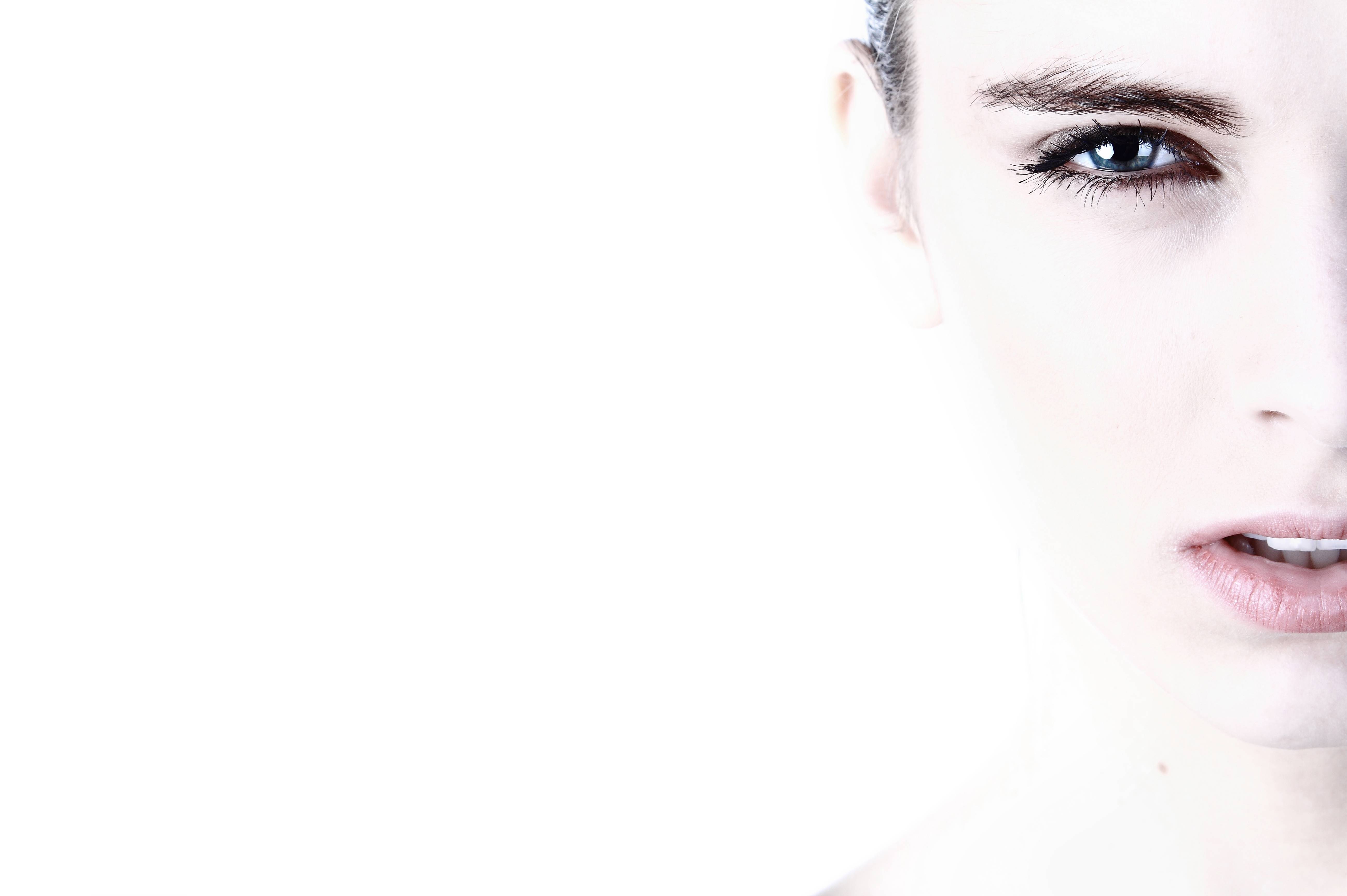Close-up portrait of a woman's face HD Wallpaper